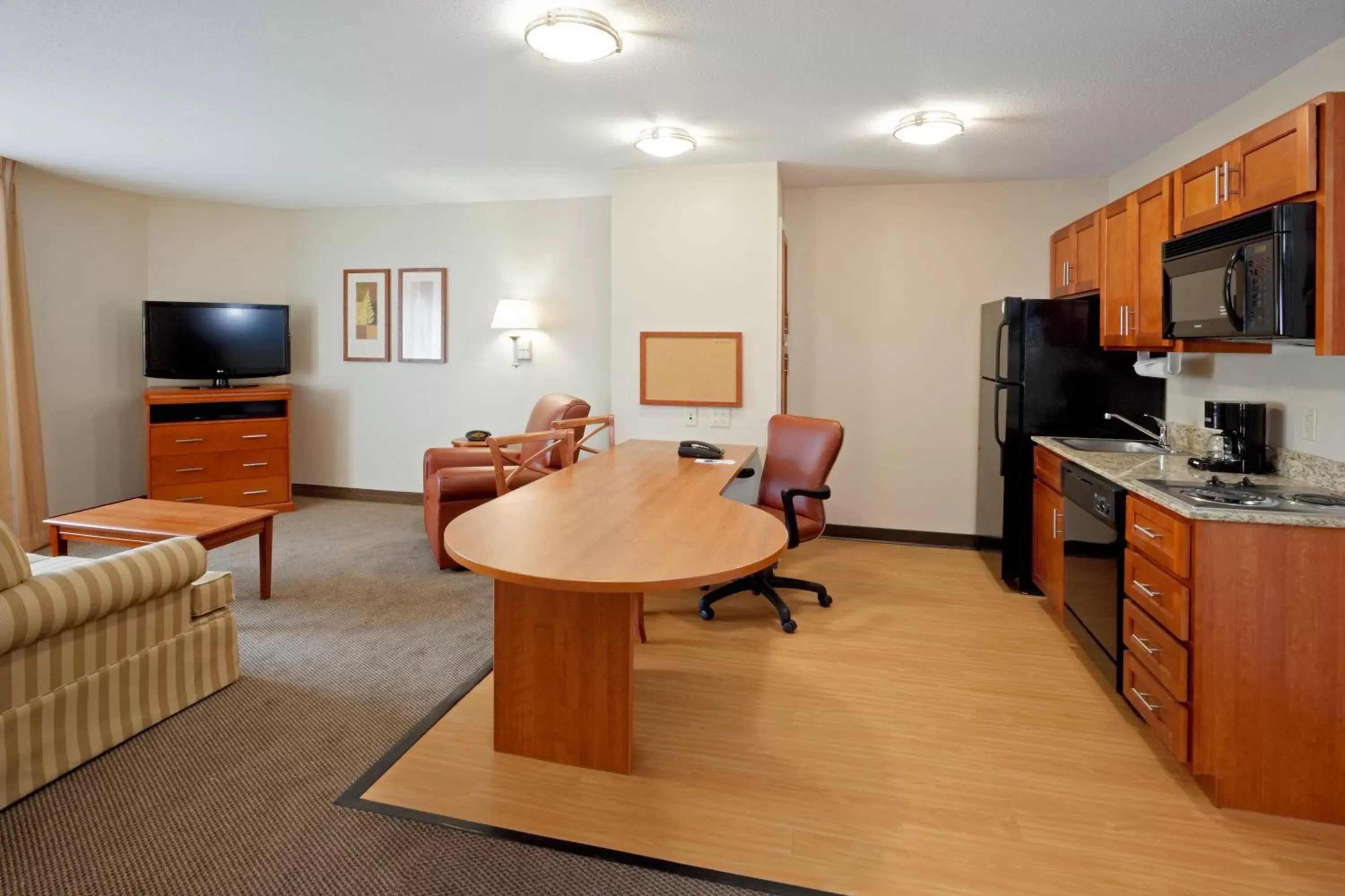 Photo of the whole room, TV/Entertainment Center in Candlewood Williamsport, an IHG Hotel