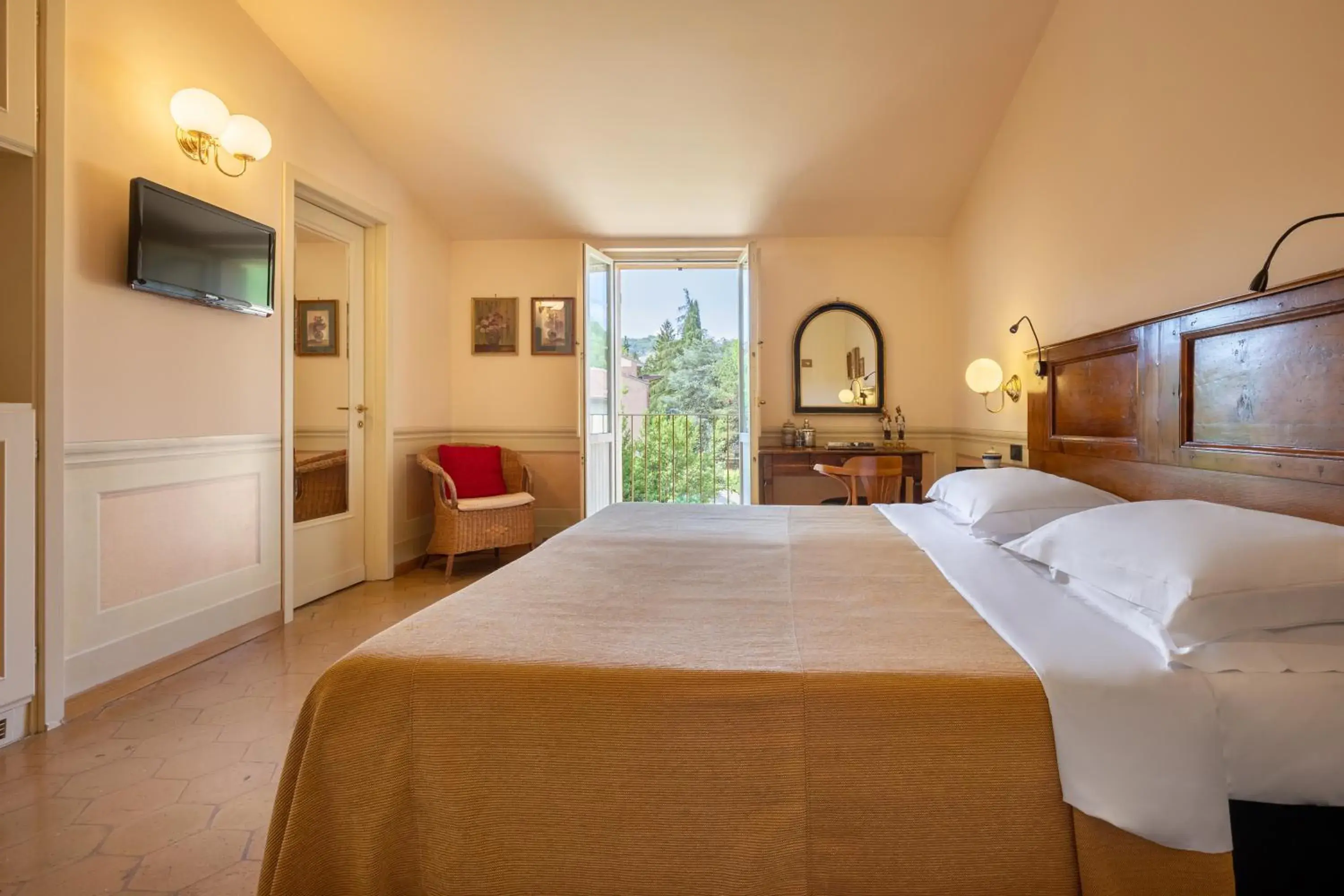 Photo of the whole room, Bed in Hotel San Luca