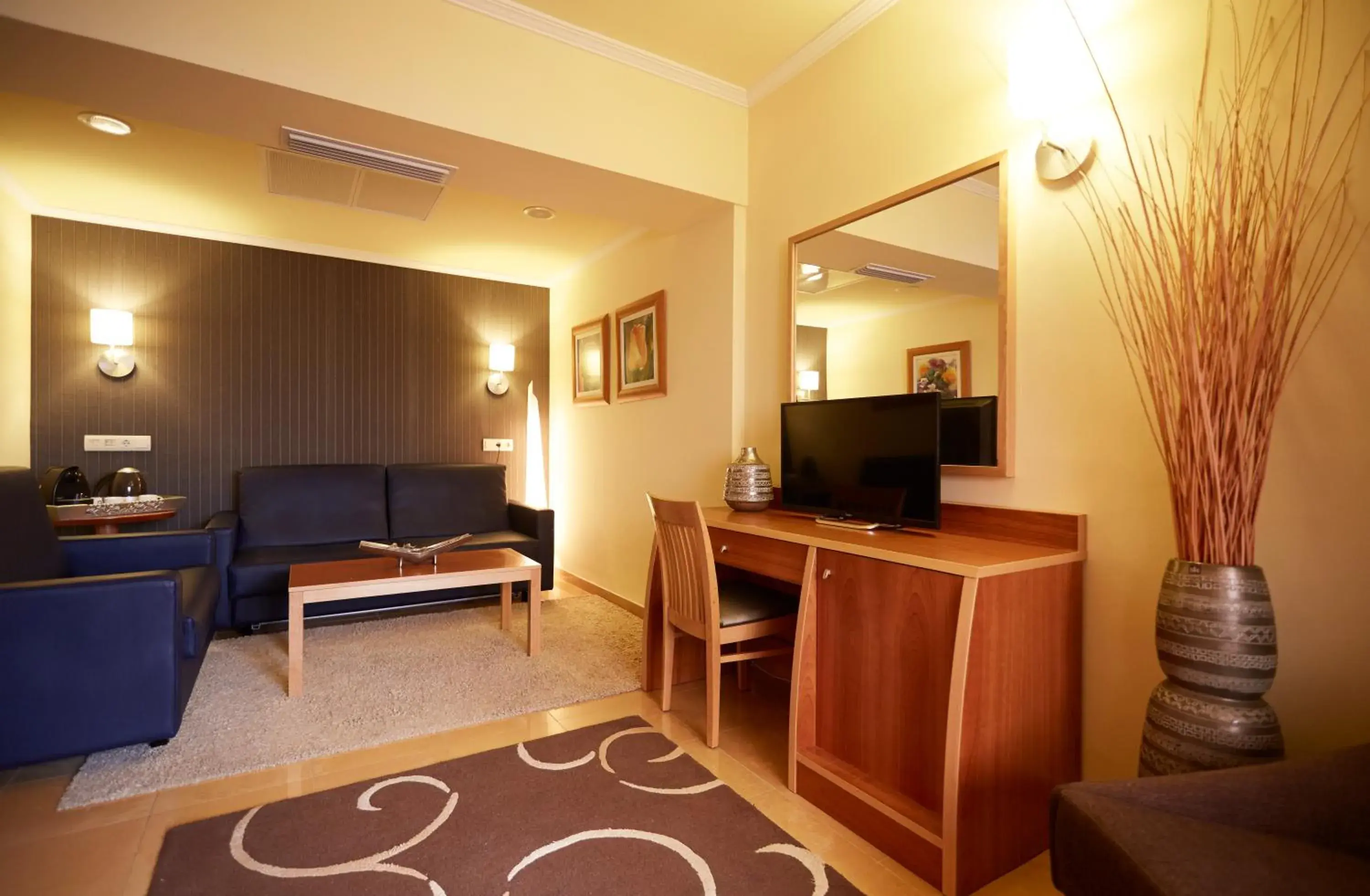 Living room, TV/Entertainment Center in Invisa Hotel La Cala