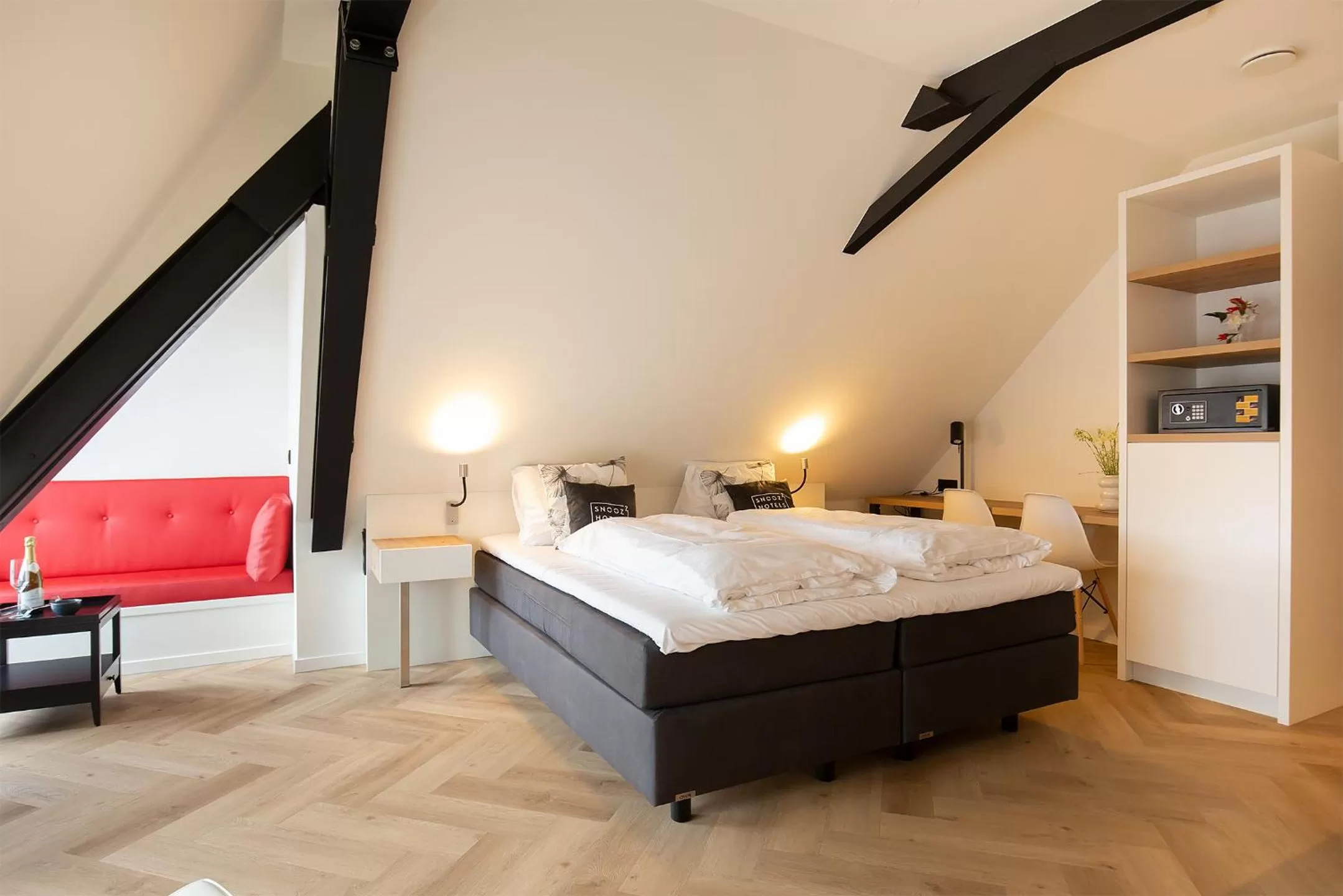 Bed in Snoozz Hotels Bolsward Boutique hotel zonder receptie met digitale sleutel