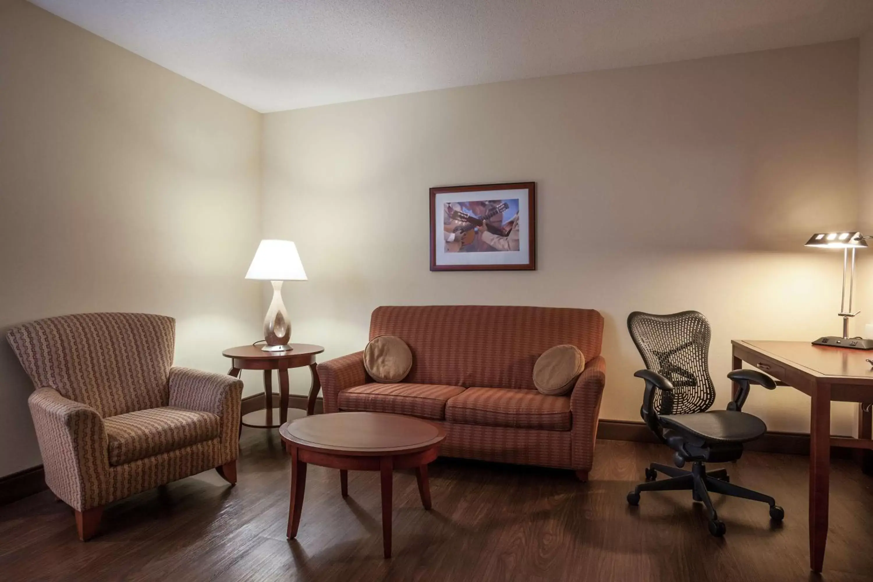 Bed, Seating Area in Hilton Garden Inn El Paso University