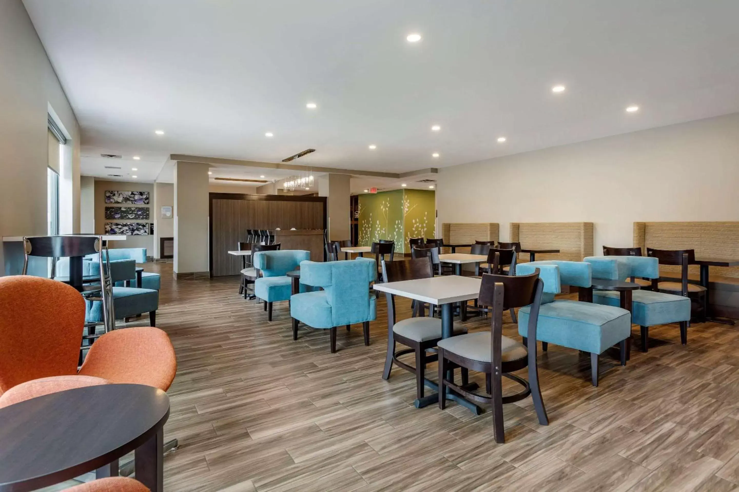 Breakfast, Restaurant/Places to Eat in MainStay Suites