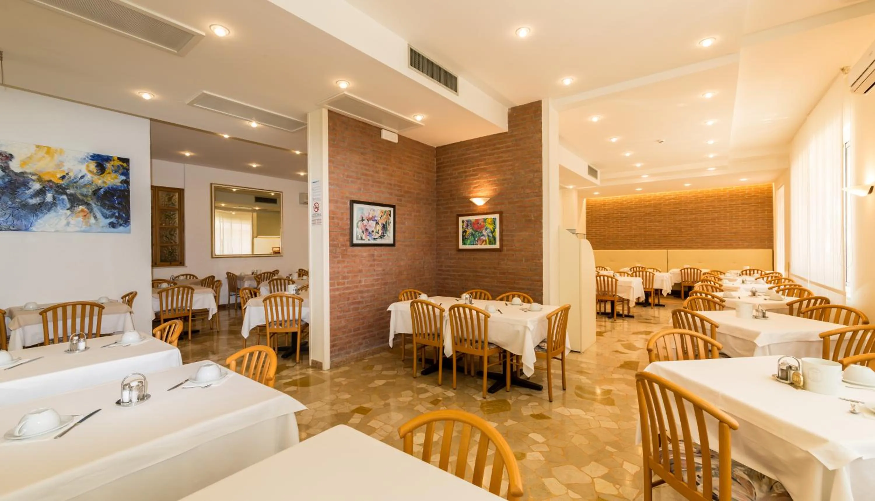 Restaurant/places to eat in Hotel Touring