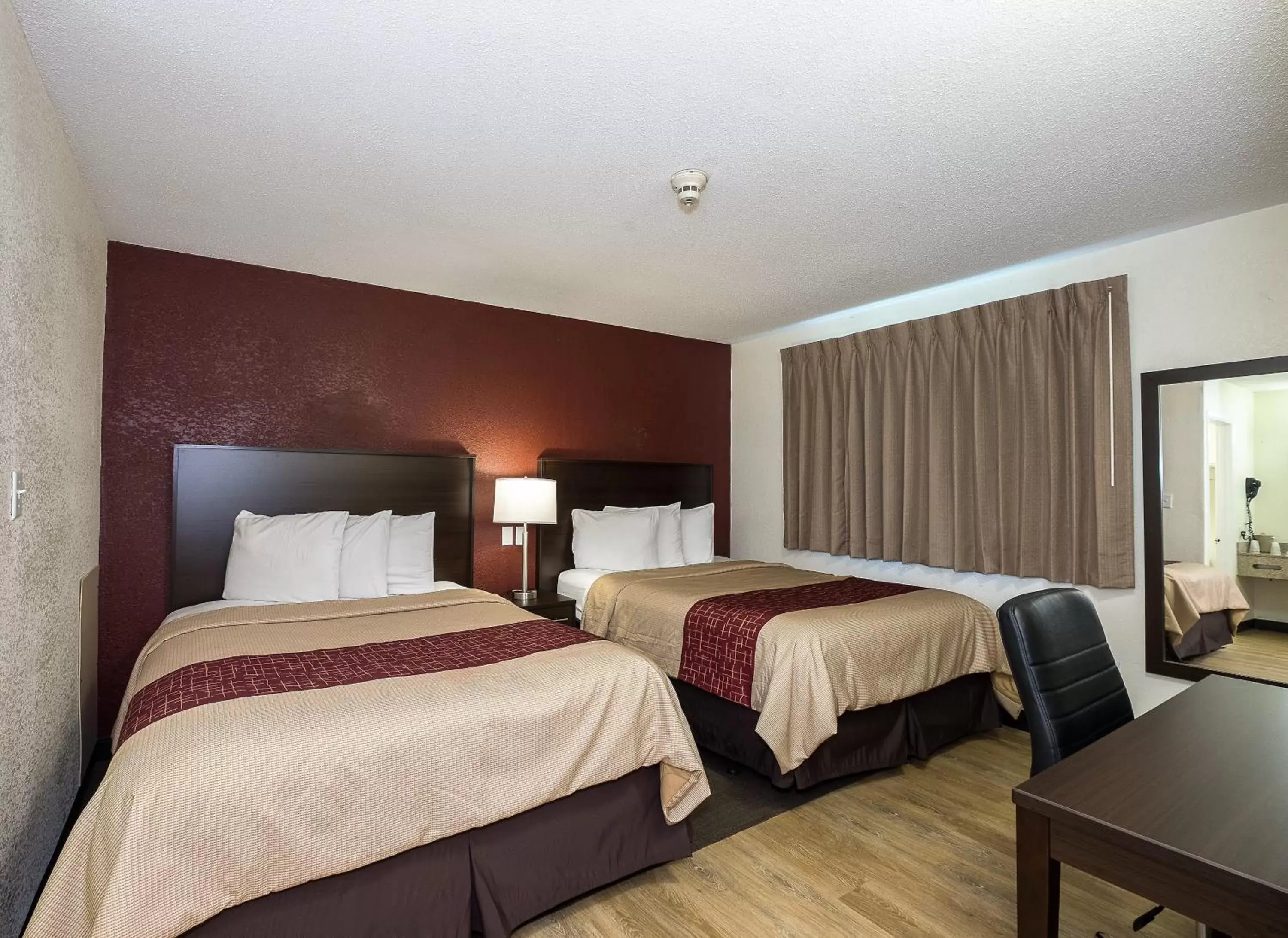Photo of the whole room, Bed in Red Roof Inn Lancaster Strasburg