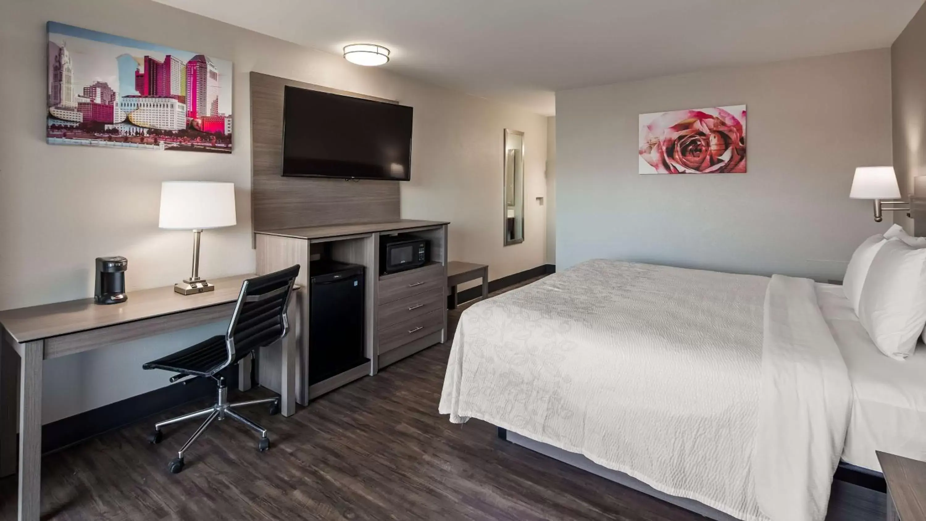 Bedroom, TV/Entertainment Center in SureStay Hotel by Best Western Findlay