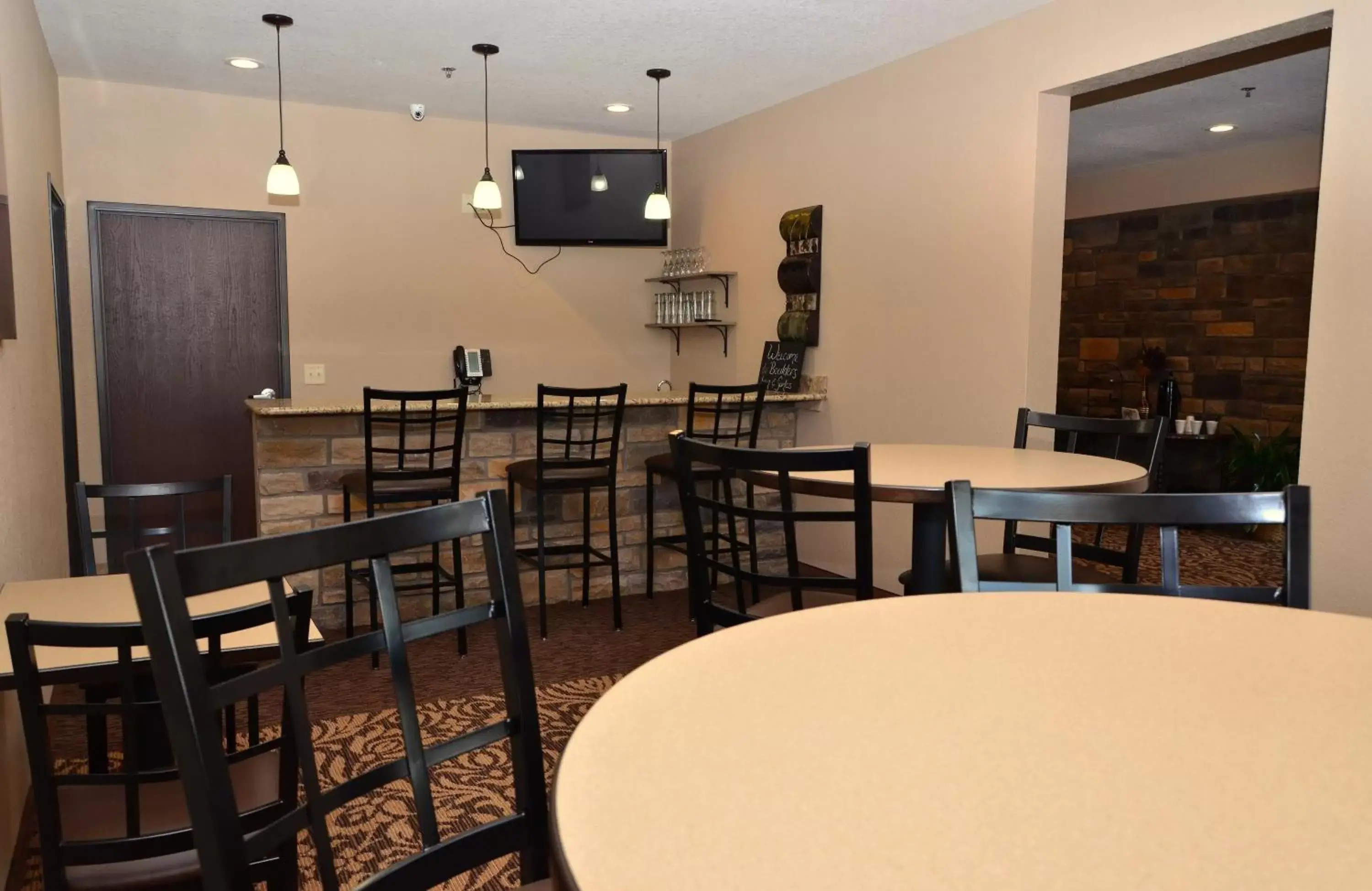 Lounge or bar, Restaurant/Places to Eat in Cobblestone Inn & Suites - Clarion