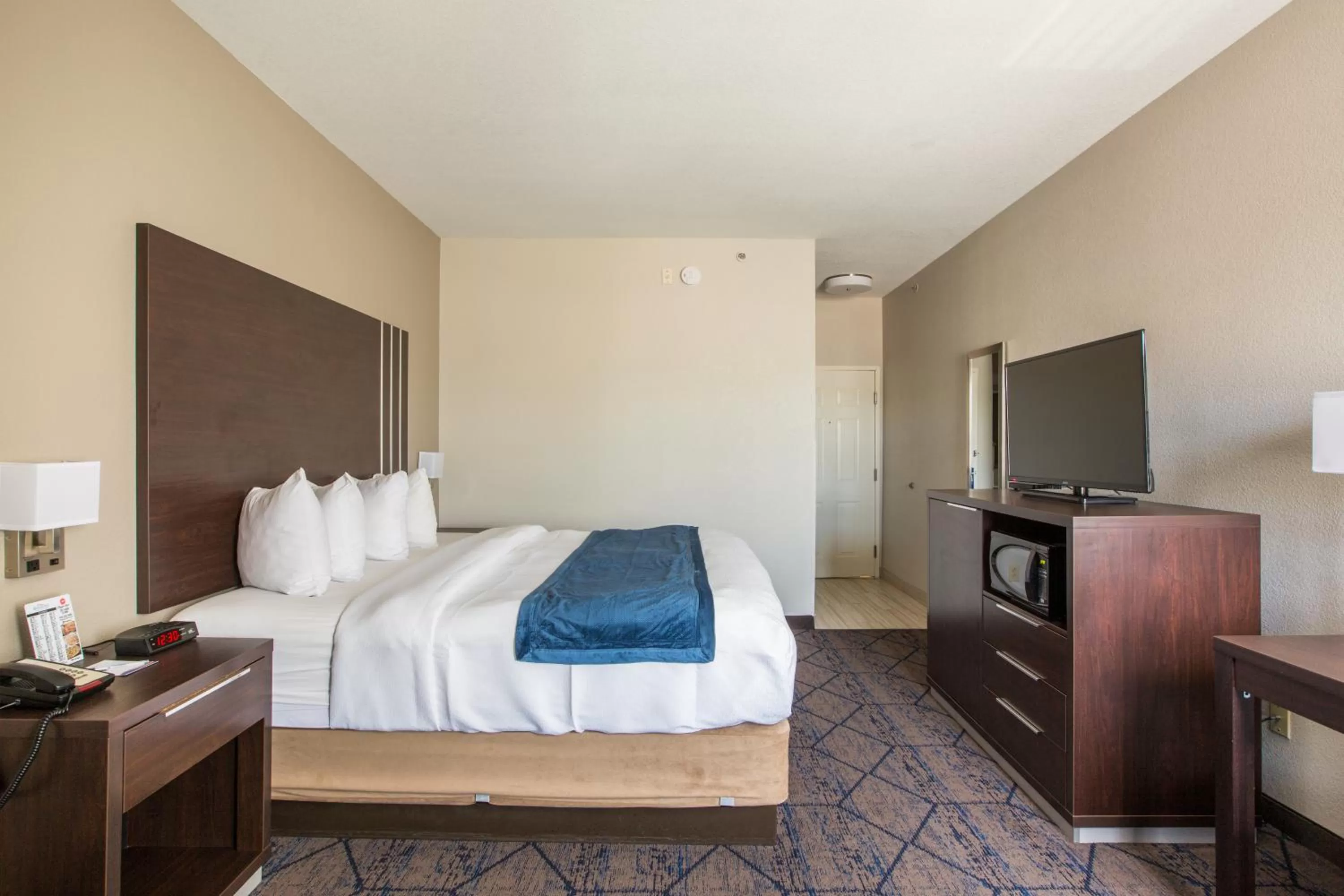 Photo of the whole room, Bed in Baymont by Wyndham Albuquerque Airport