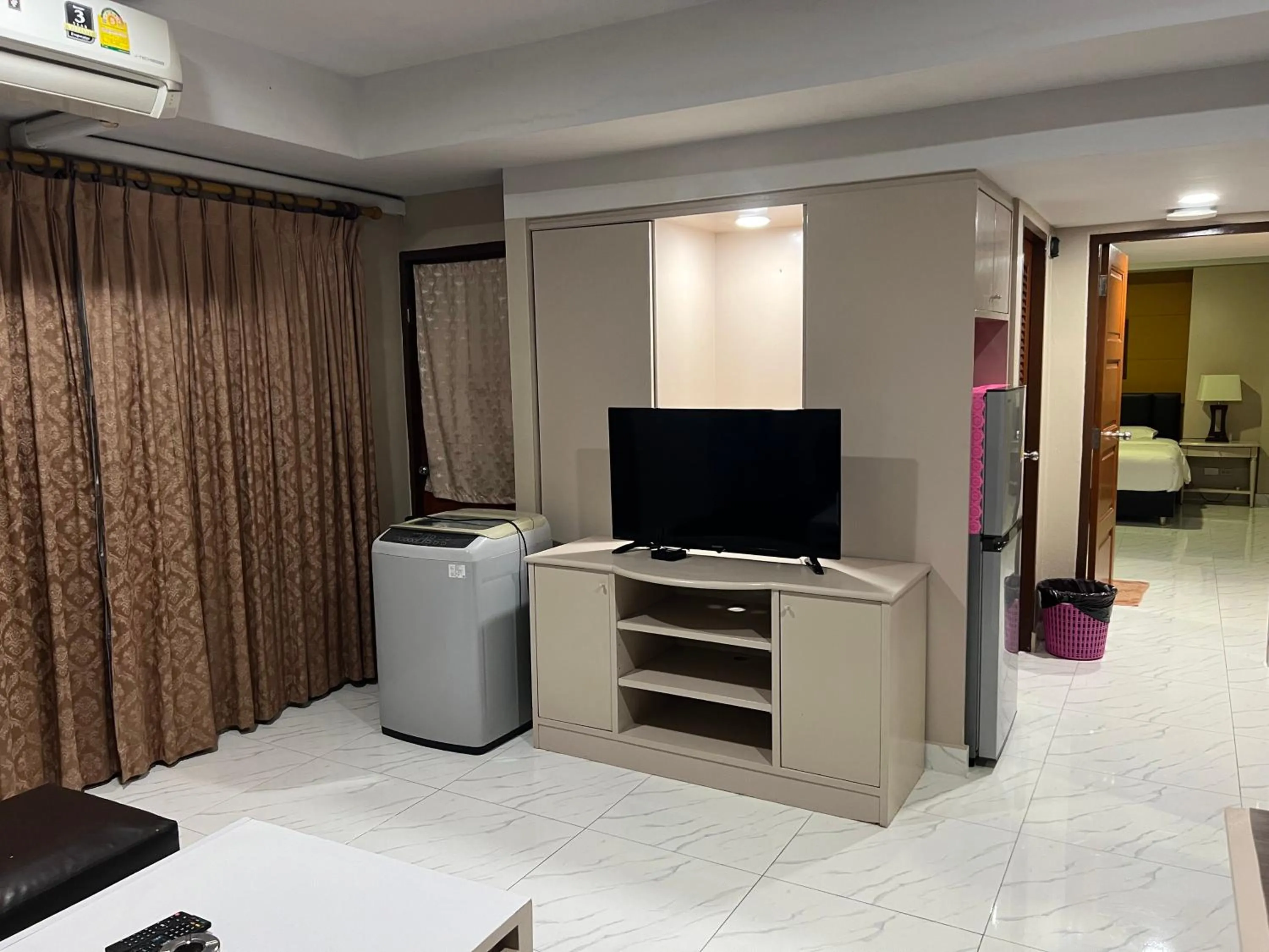 TV and multimedia in Mall Suites Hotel