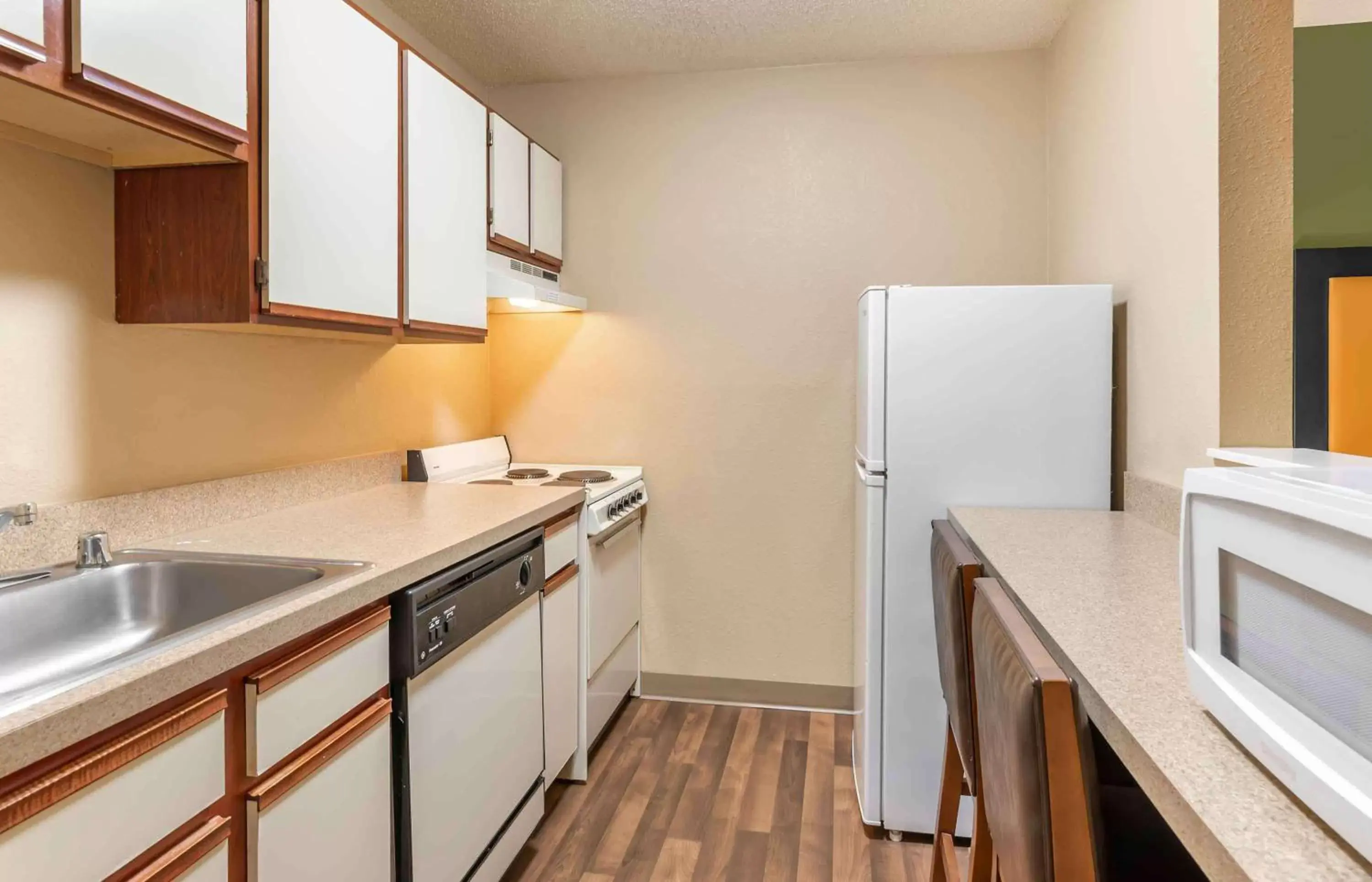 Bedroom, Kitchen/Kitchenette in Extended Stay America Select Suites - Richmond - Innsbrook