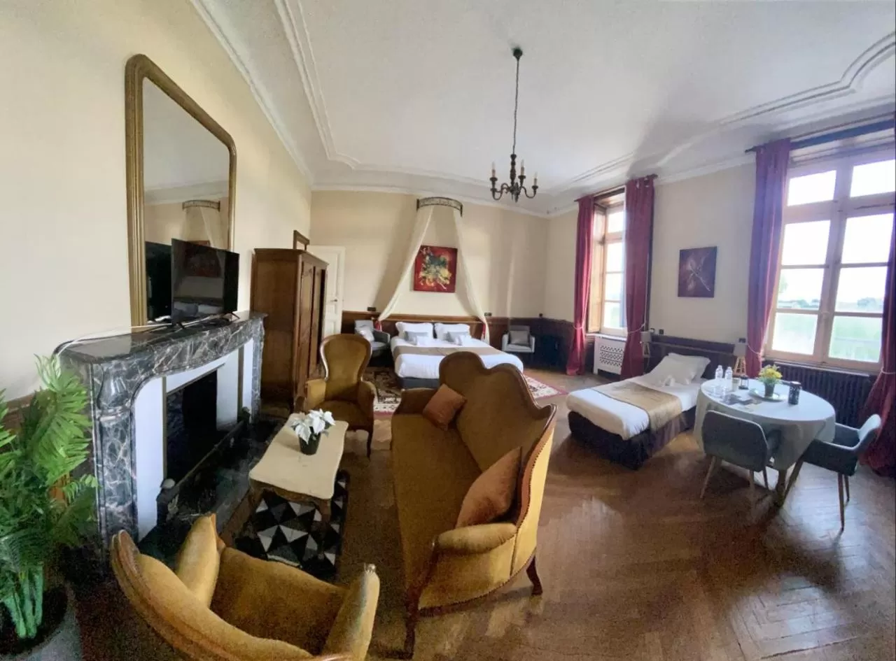 Photo of the whole room in Hôtel Particulier CHÂTEAU DES MARAIS Proximité et vue sur le Lac de Grand lieu