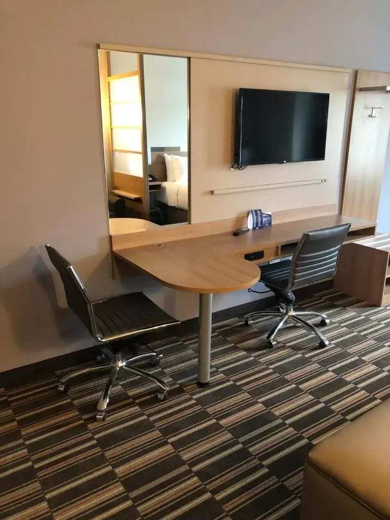 TV and multimedia, TV/Entertainment Center in Microtel Inn & Suites by Wyndham Carlisle