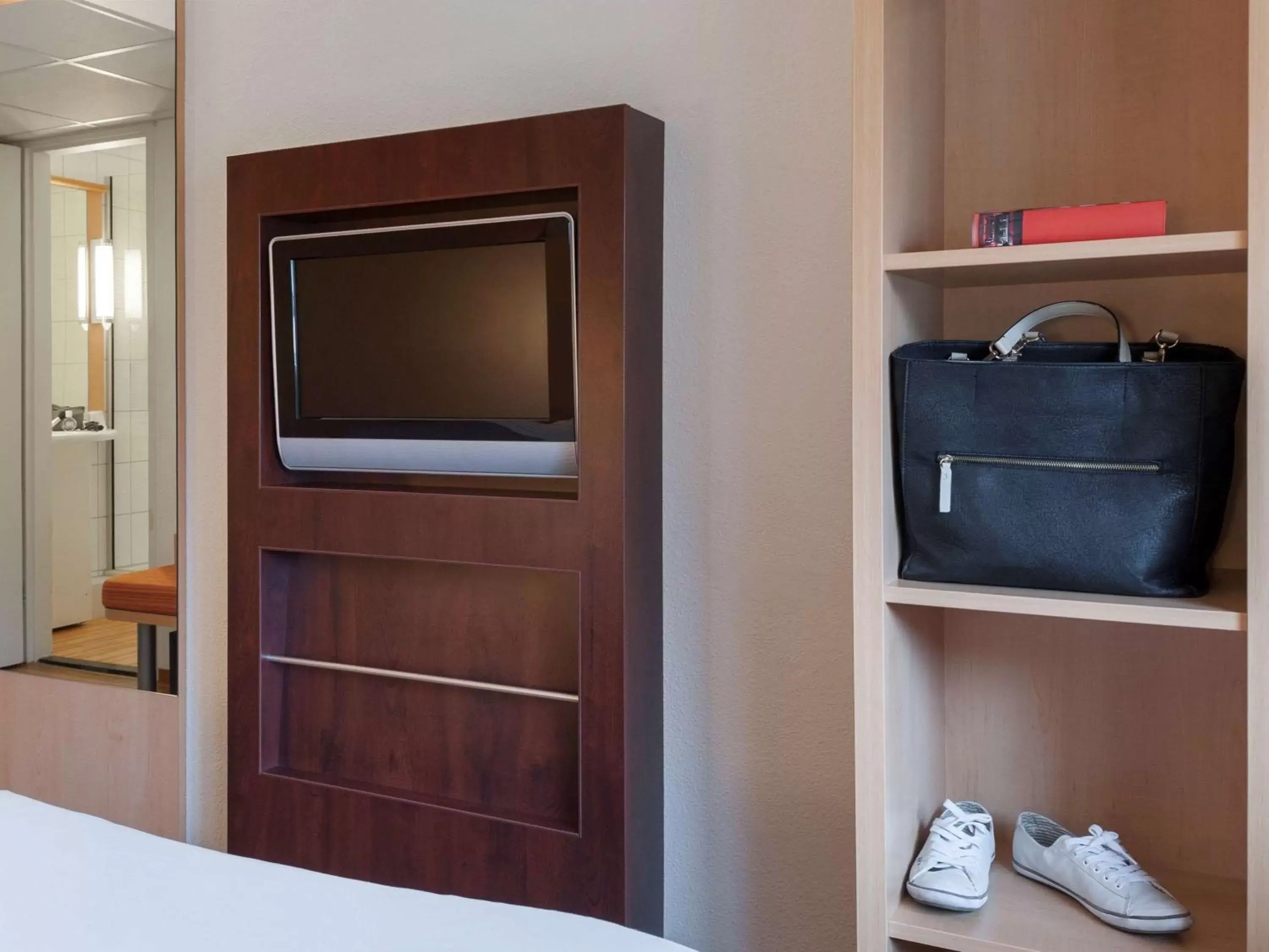Photo of the whole room, TV/Entertainment Center in Ibis Schiphol Amsterdam Airport