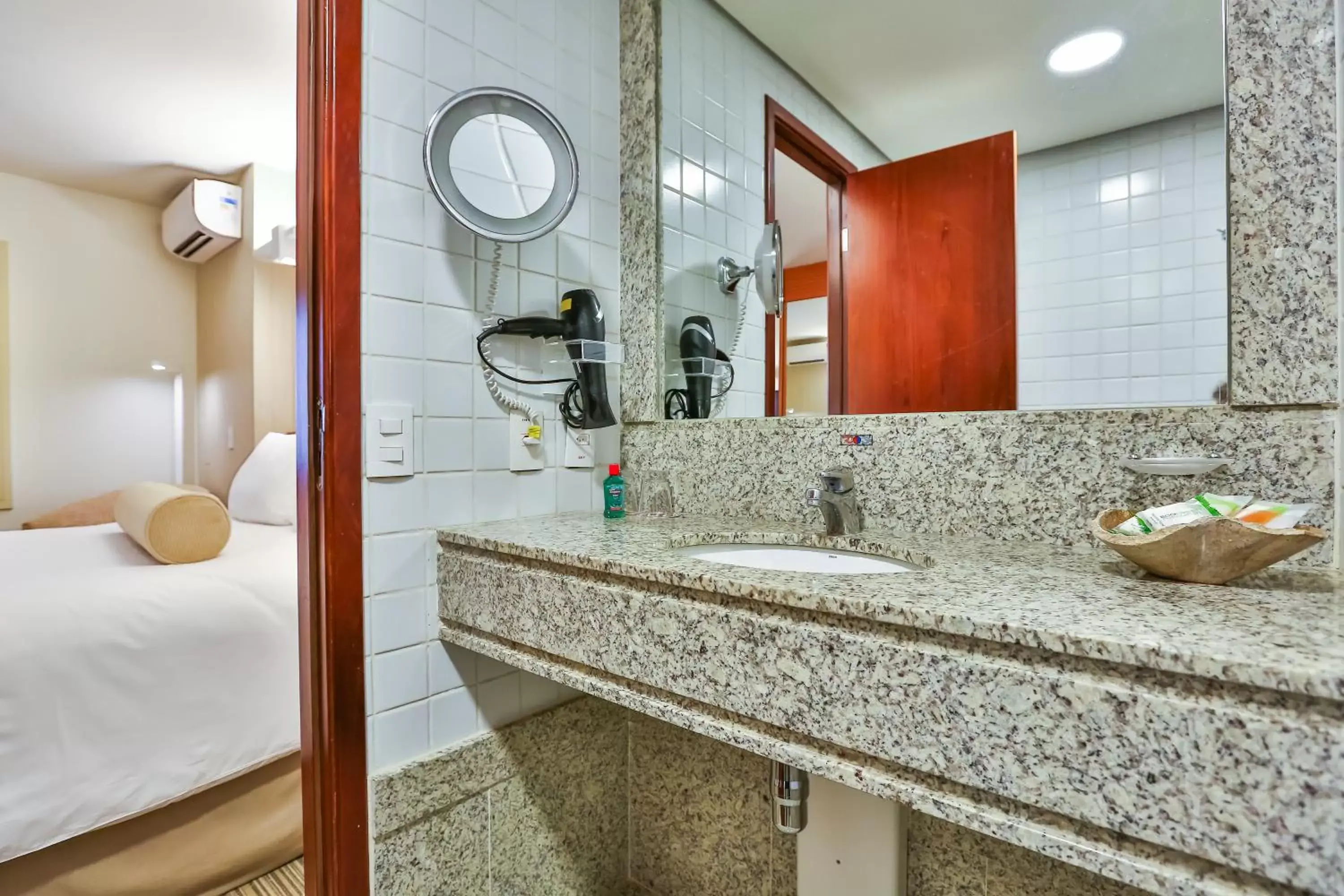 Bathroom in Comfort Suites Brasília