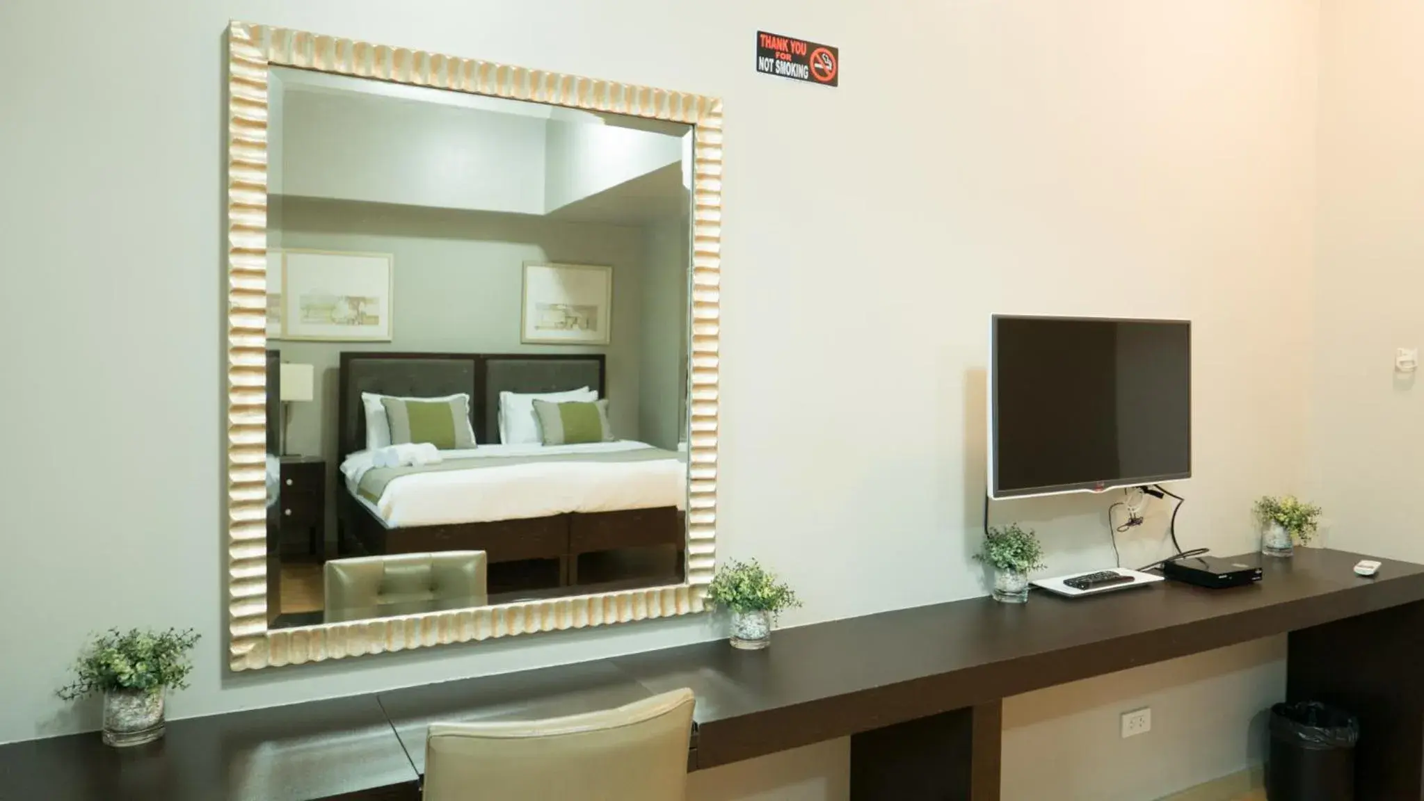 TV and multimedia, Bed in Avant Serviced Suites - Personal Concierge