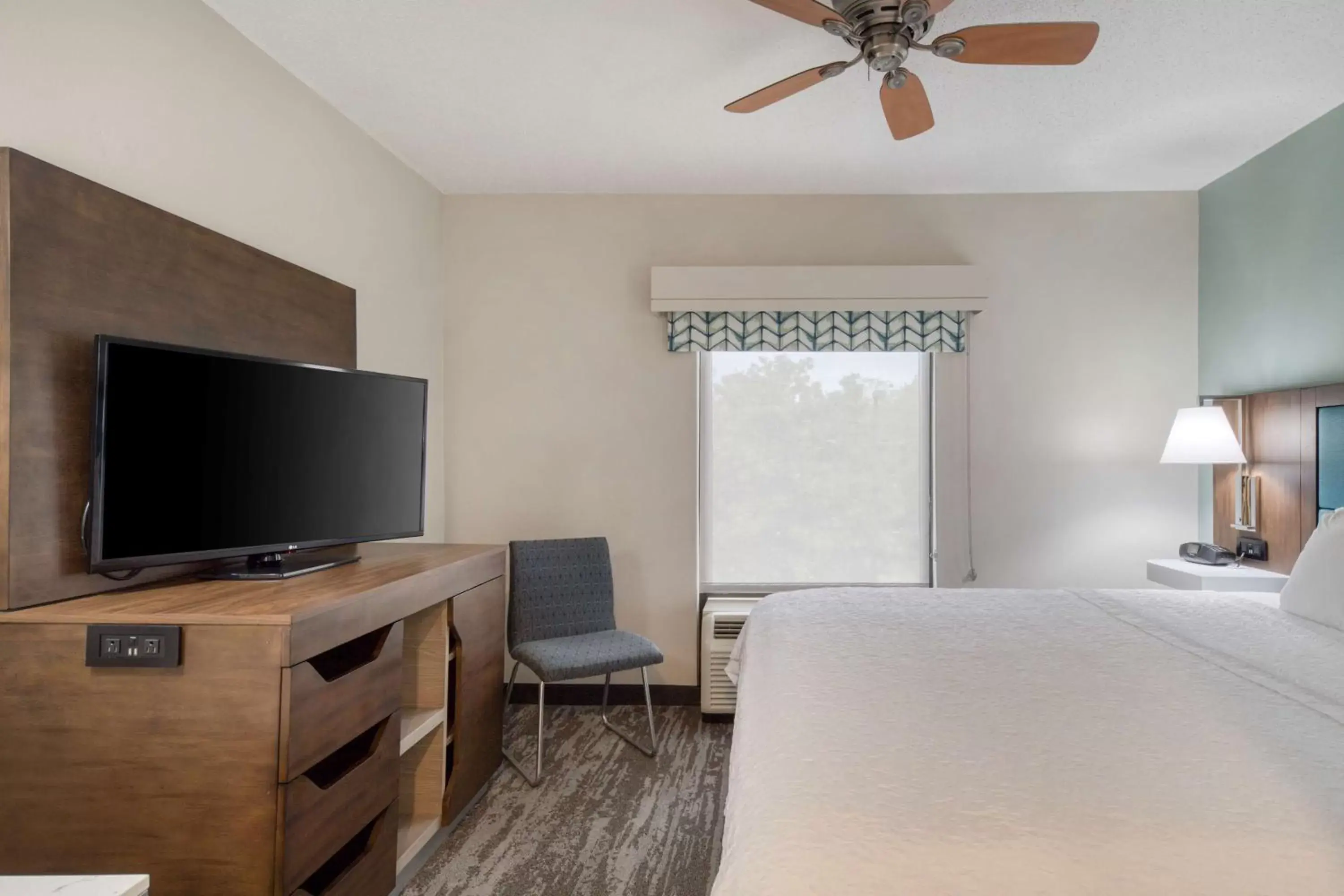 Bed, TV/Entertainment Center in Hampton Inn & Suites Wilmington/Wrightsville Beach