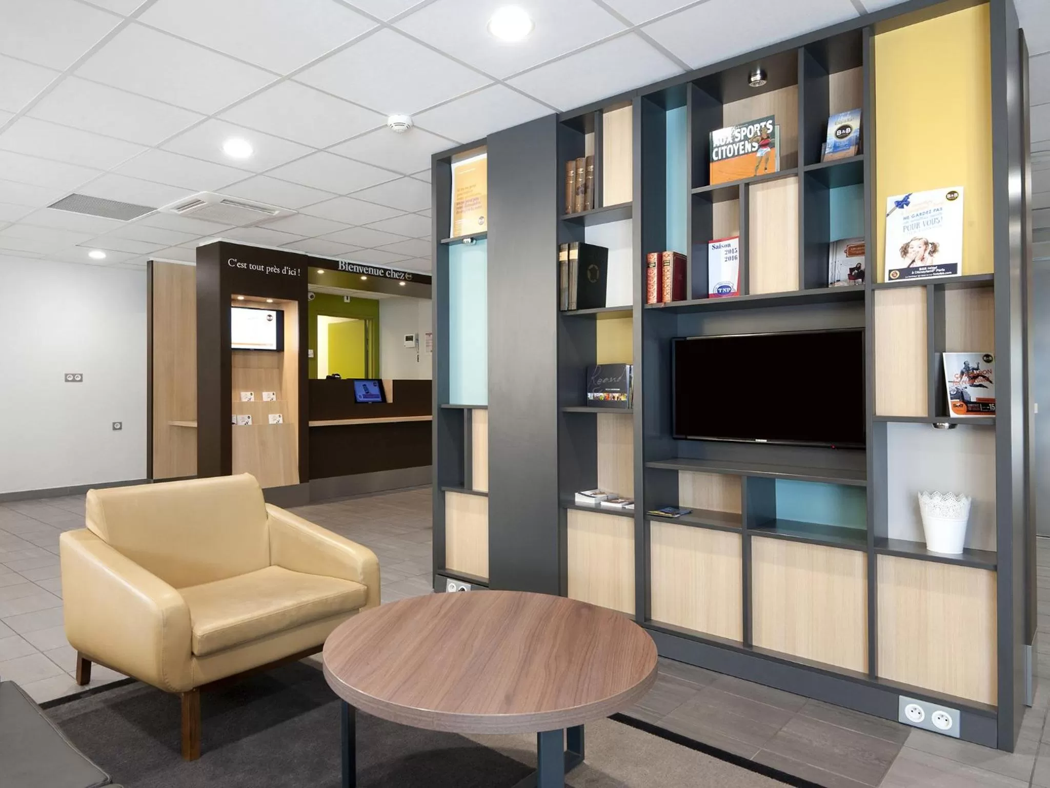 Communal lounge/ TV room in B&B HOTEL Lyon Sud États-Unis