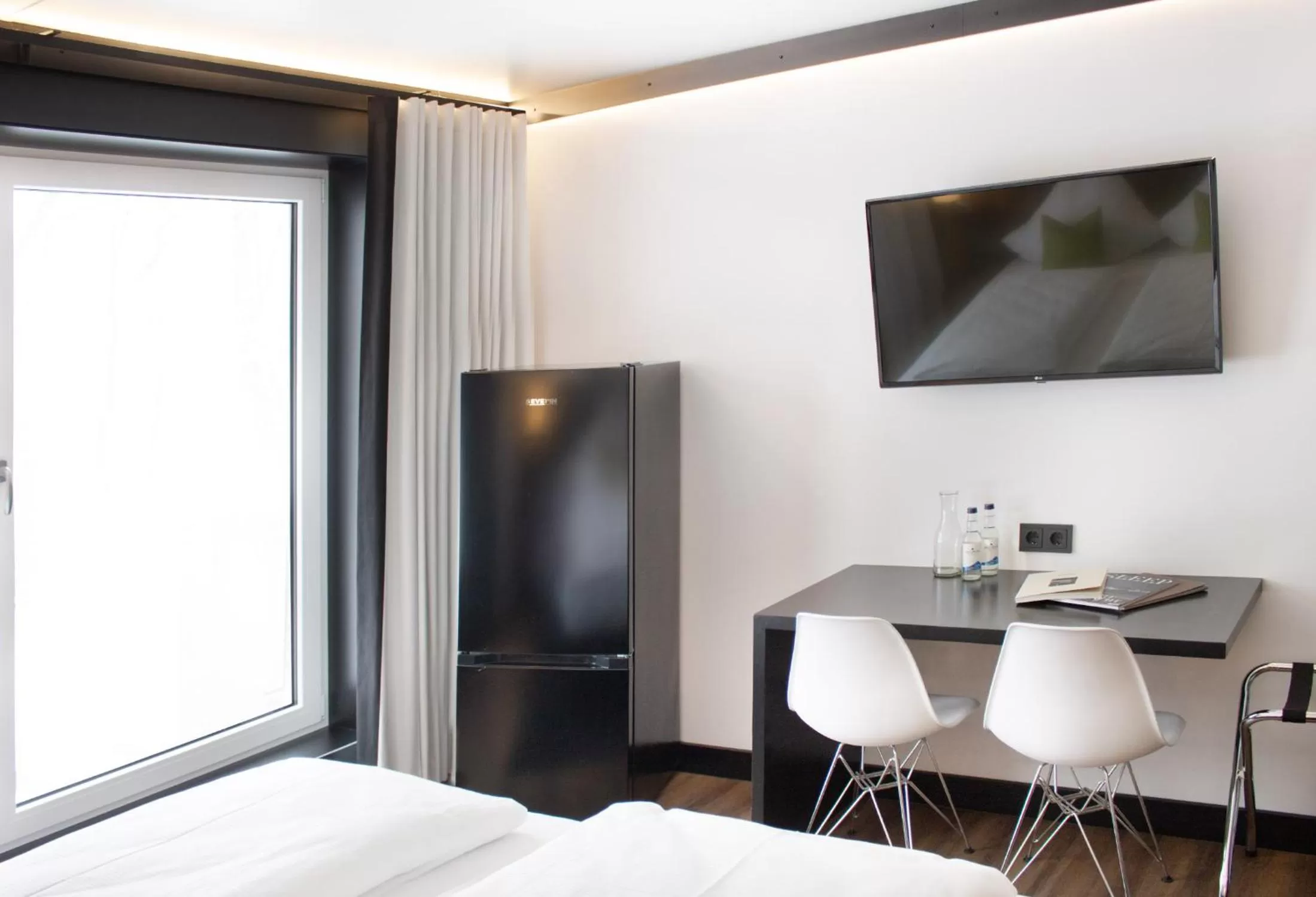 Bed, TV/Entertainment Center in OY Hotel by WMM Hotels
