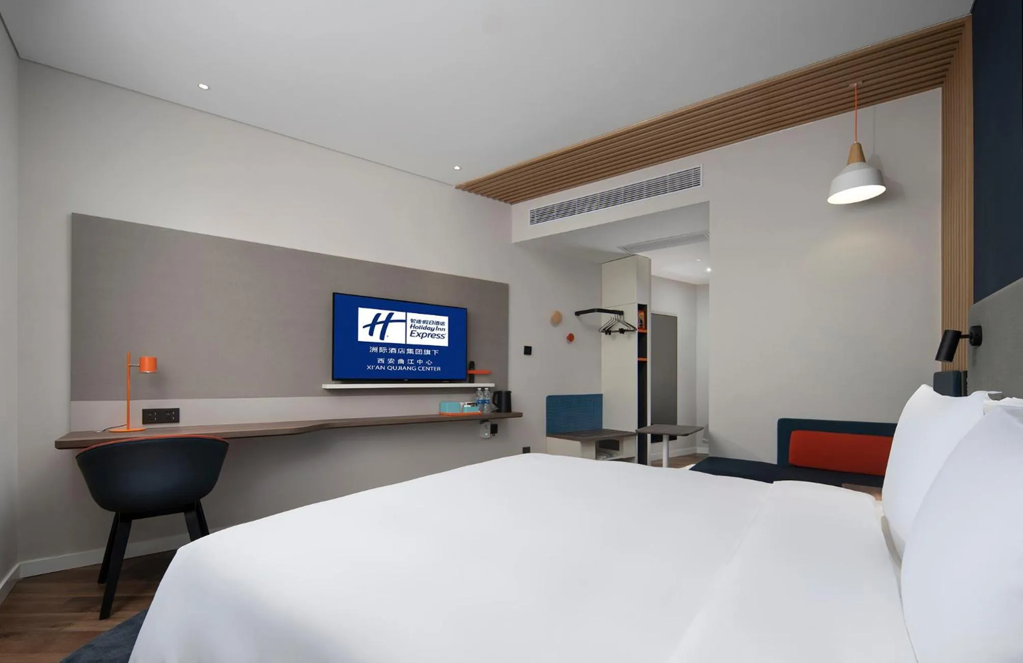 Property building, Bed in Holiday Inn Express Xi'an Qujiang Center by IHG
