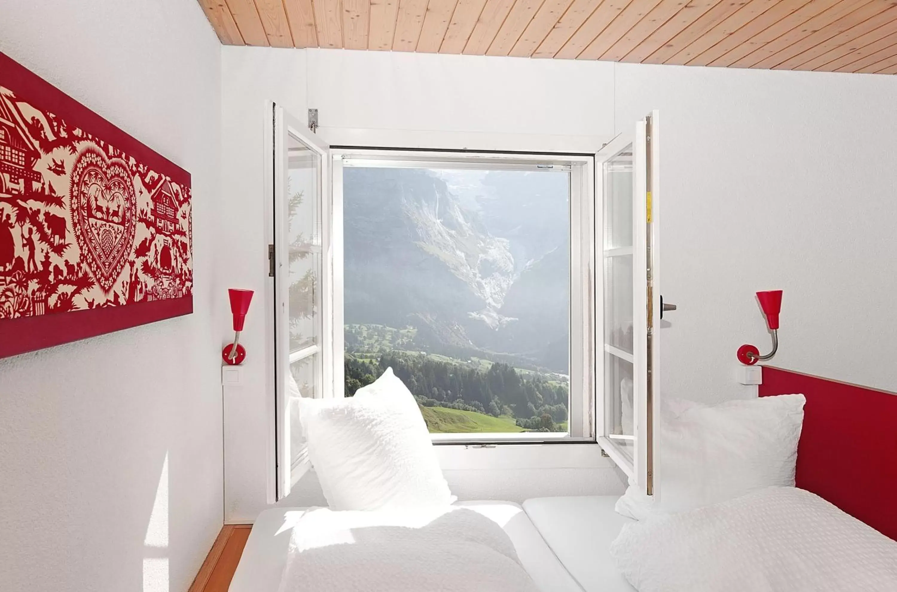 Bed, Mountain View in Alpinhotel Bort