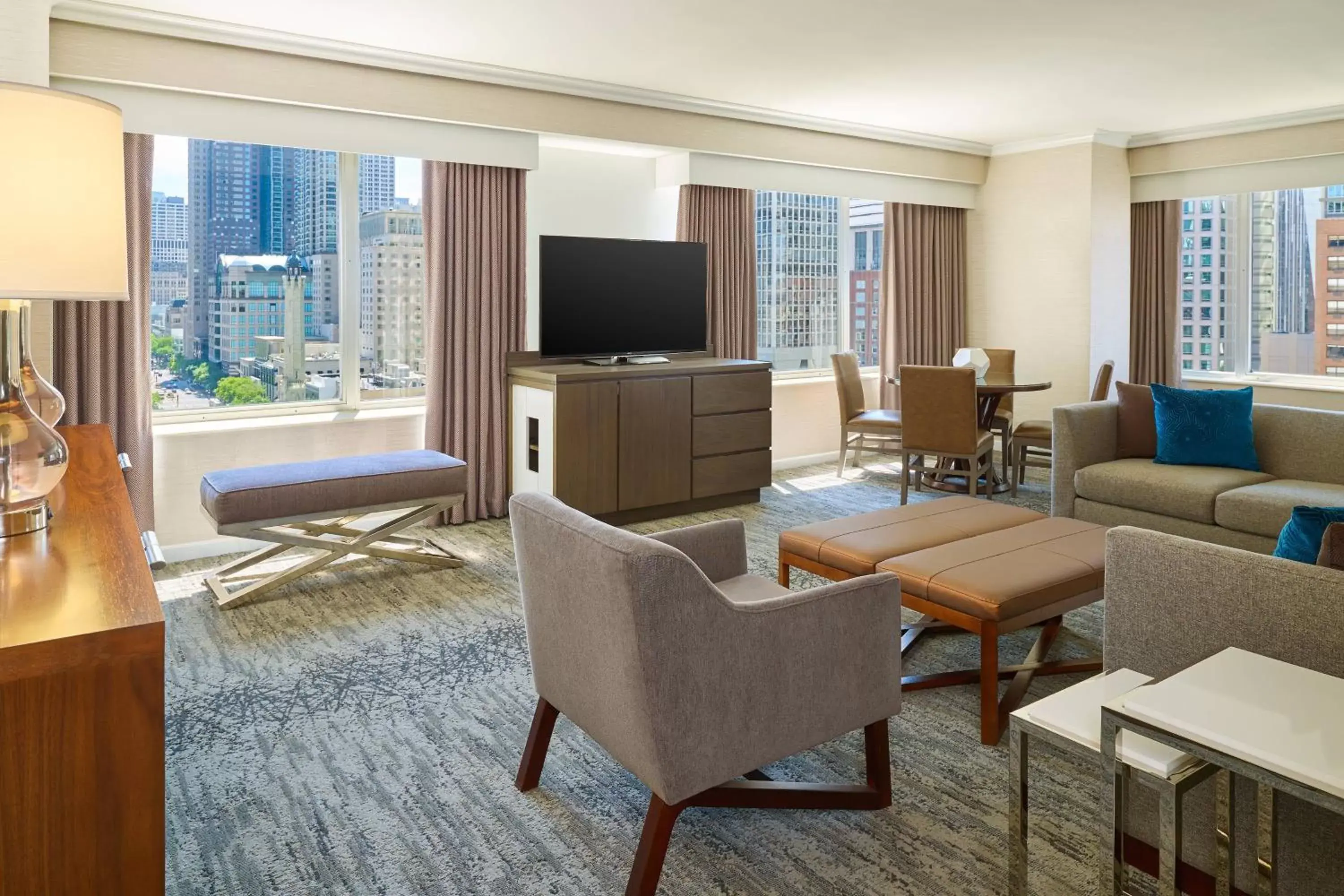 Photo of the whole room, Seating Area in The Westin Michigan Avenue Chicago