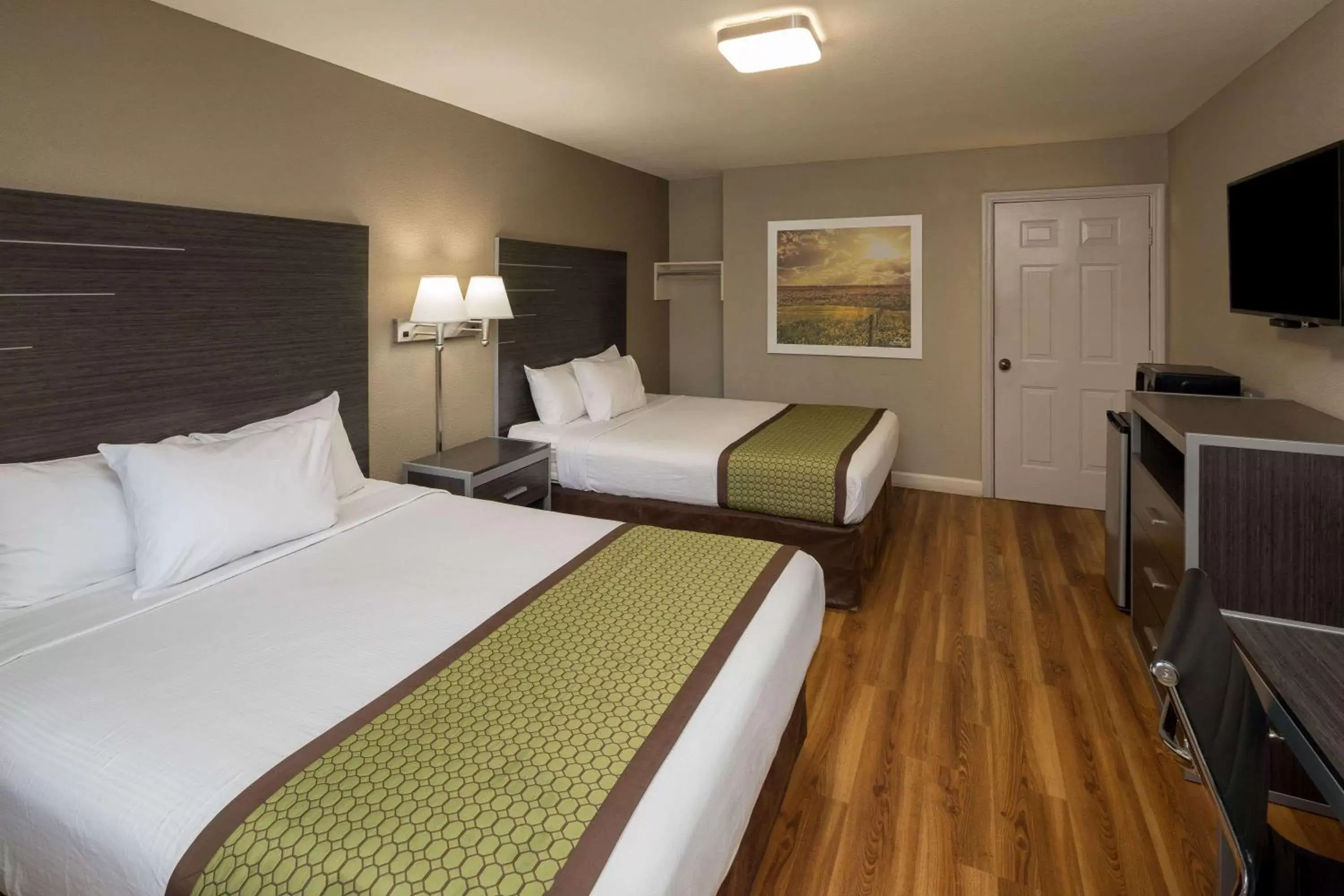 Photo of the whole room, Bed in Days Inn & Suites by Wyndham Athens