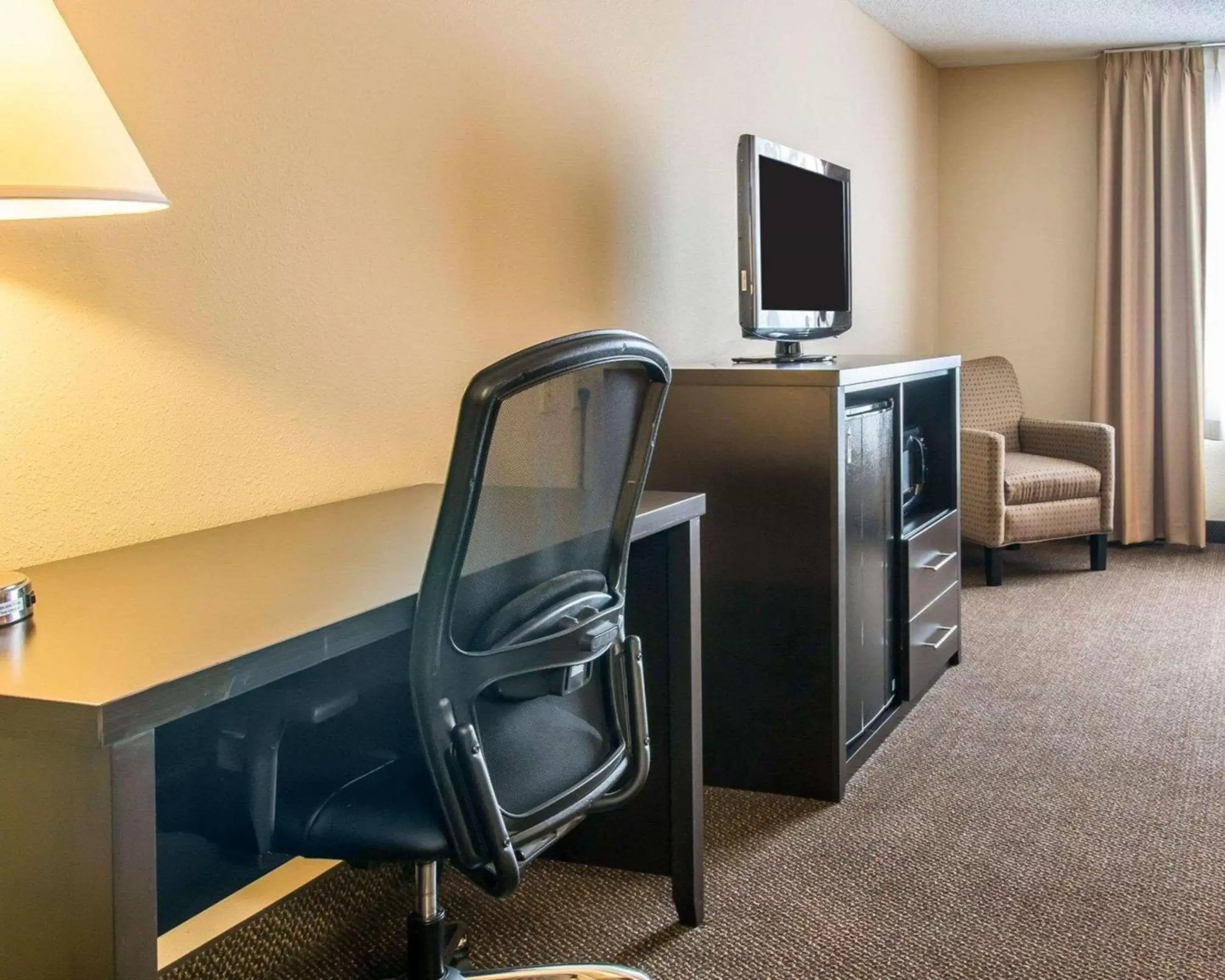 Photo of the whole room, TV/Entertainment Center in Quality Inn & Suites Niles