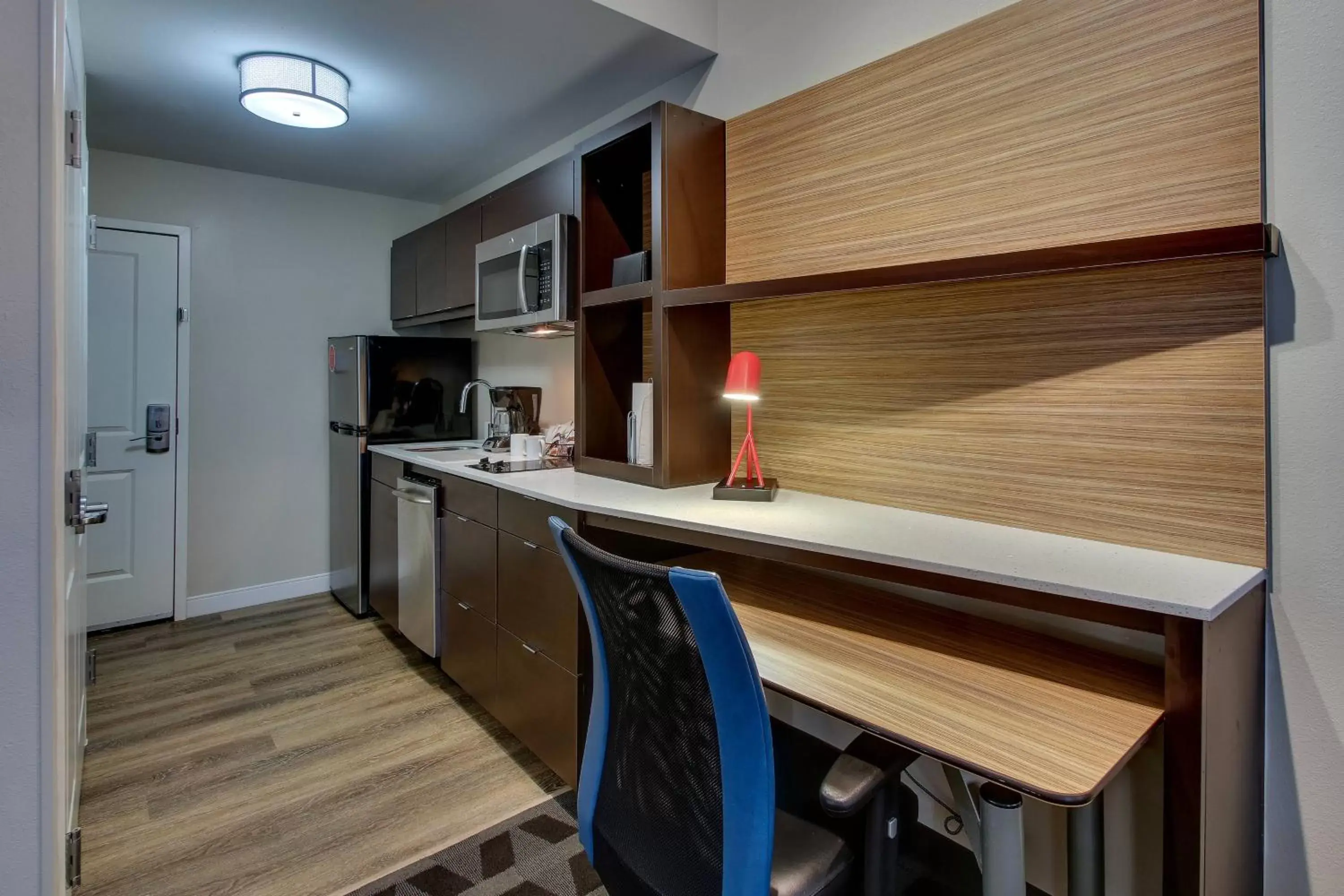 Photo of the whole room, Kitchen/Kitchenette in TownePlace Suites by Marriott Mobile Saraland