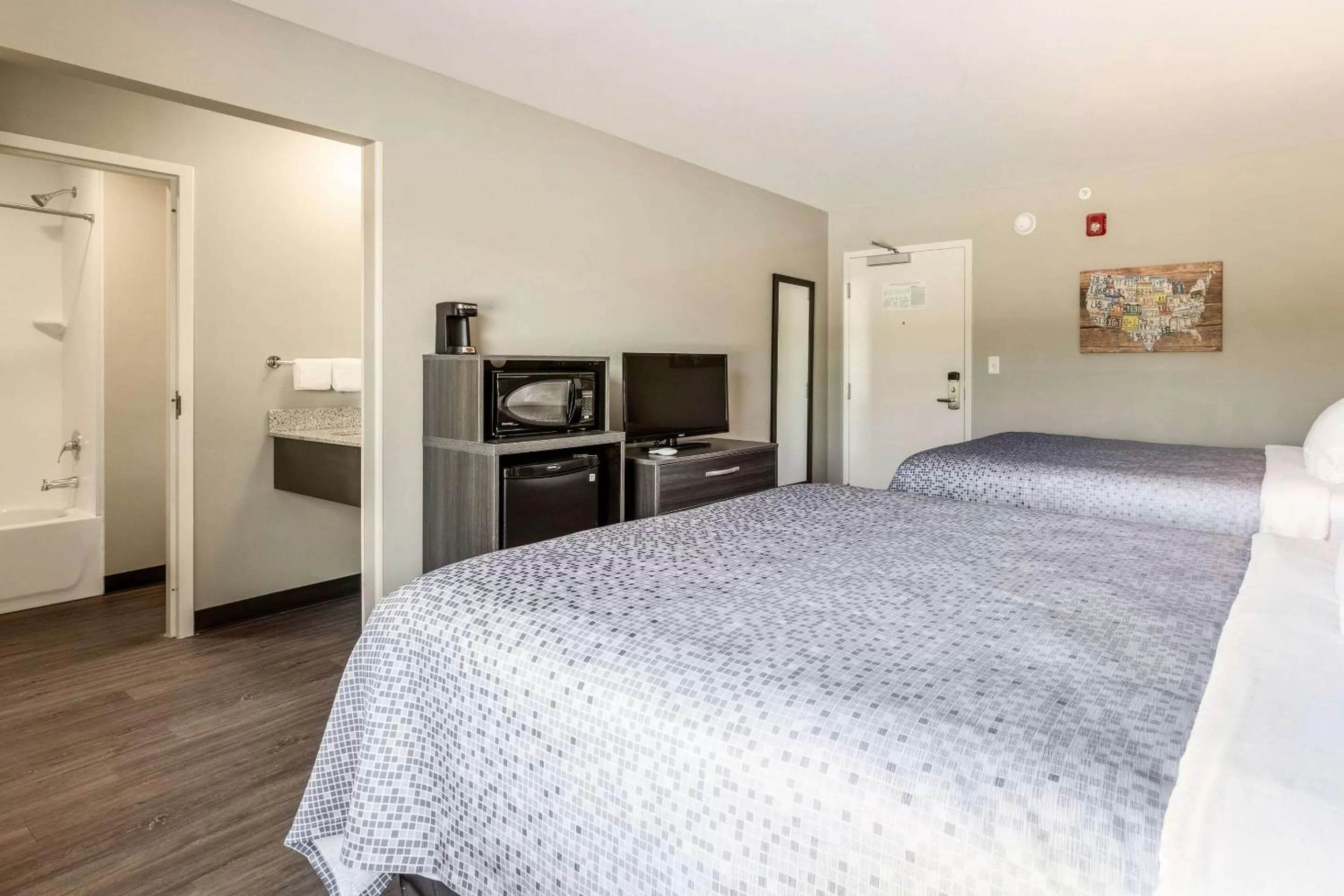 Photo of the whole room, Bed in Econo Lodge