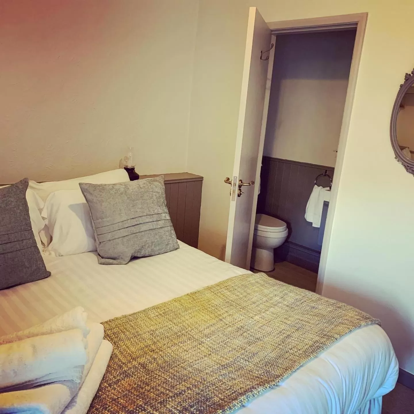 Bedroom, Bed in Black Bull Inn