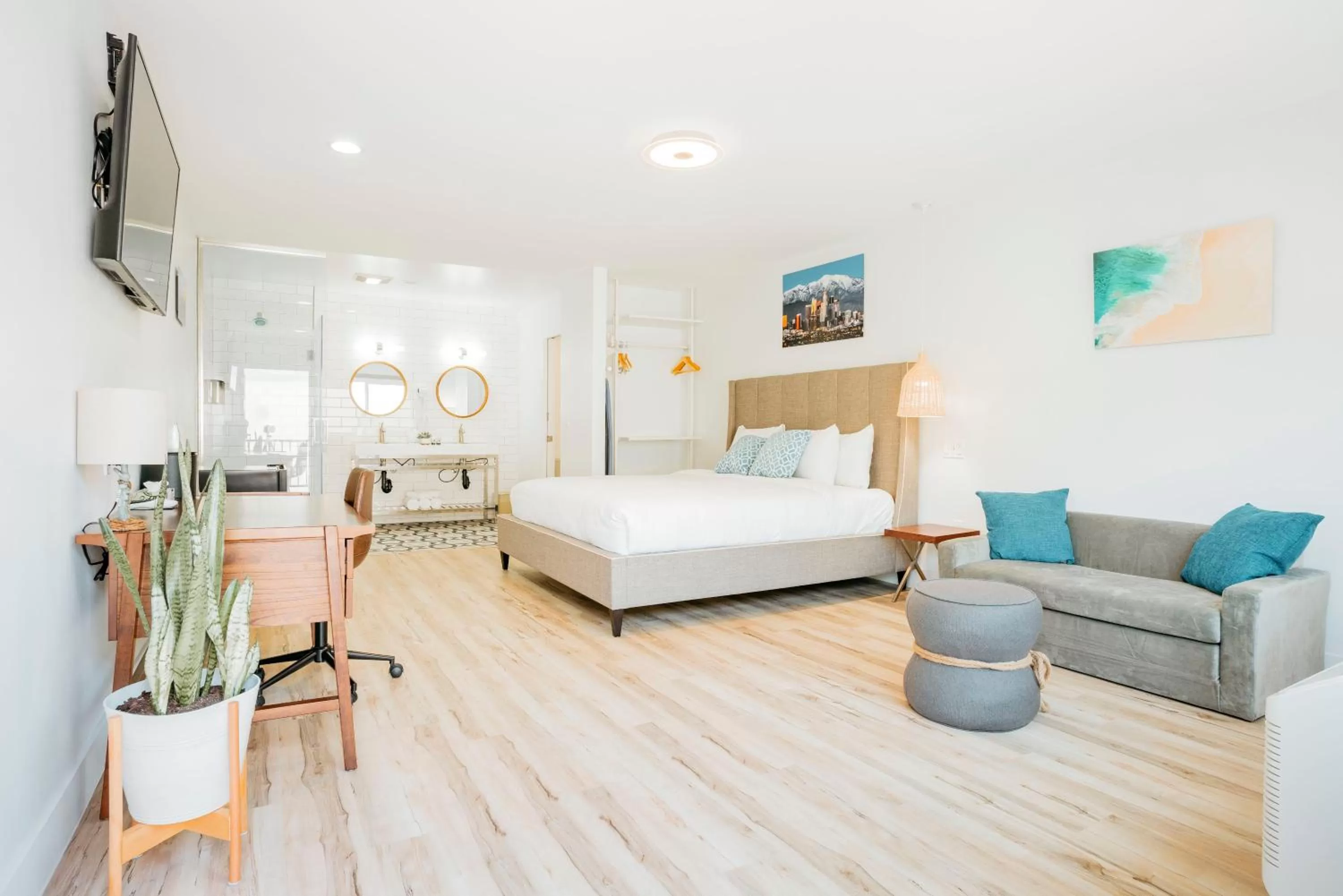 Photo of the whole room, Bed in The Belmont Shore Inn