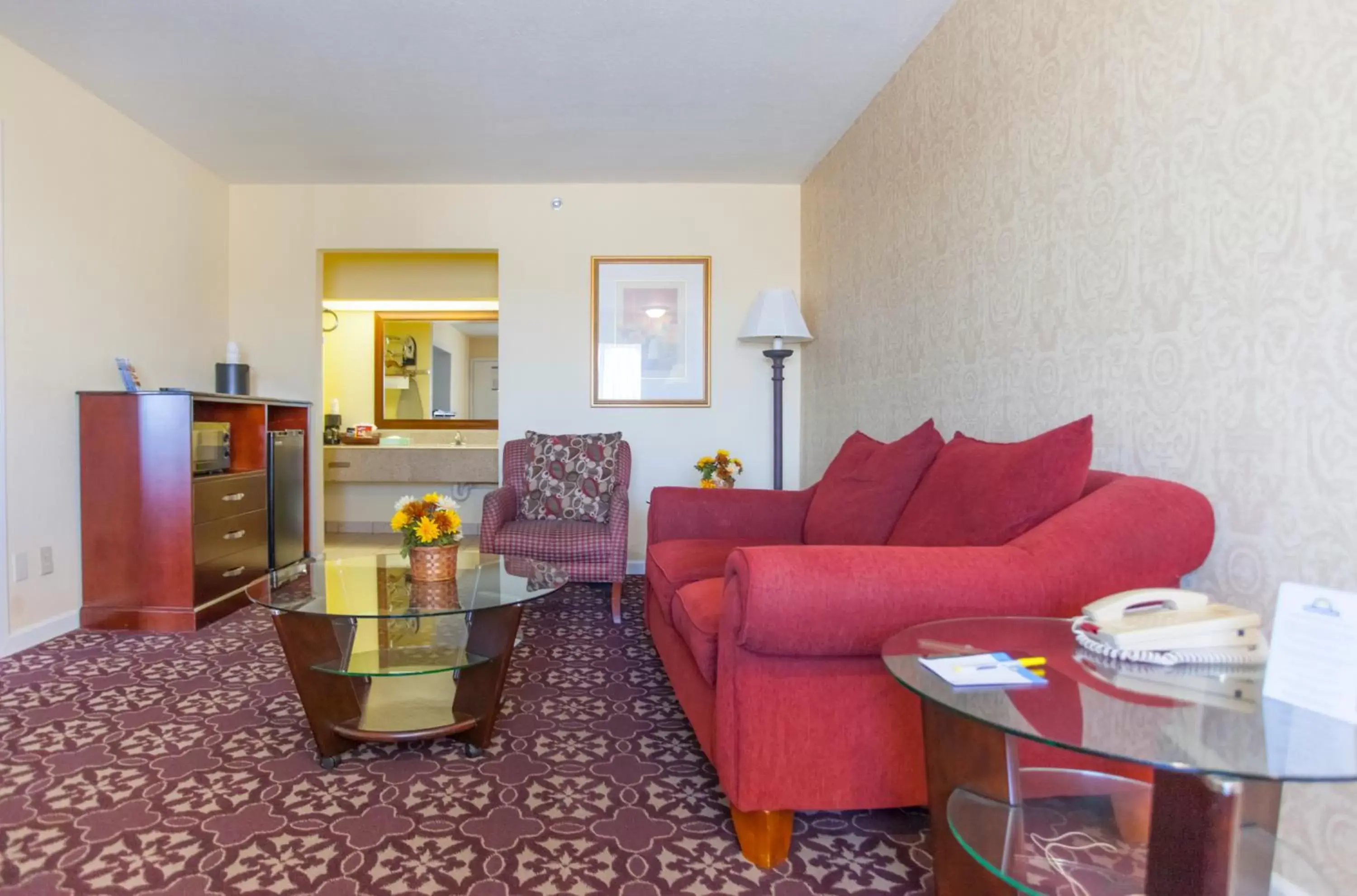 Living room, Seating Area in Days Inn by Wyndham Shenandoah