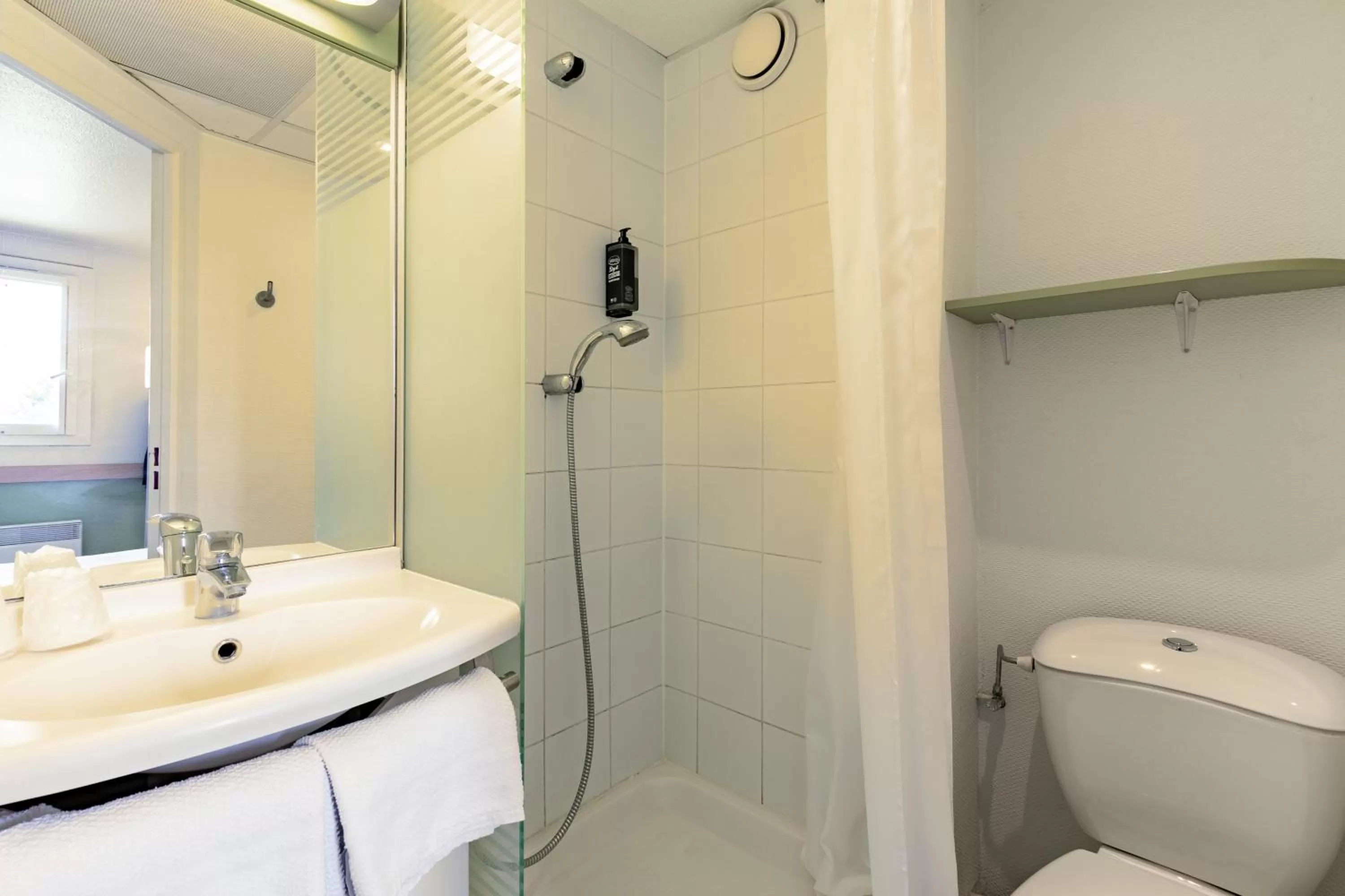Shower in B&B HOTEL SCHILTIGHEIM Nord