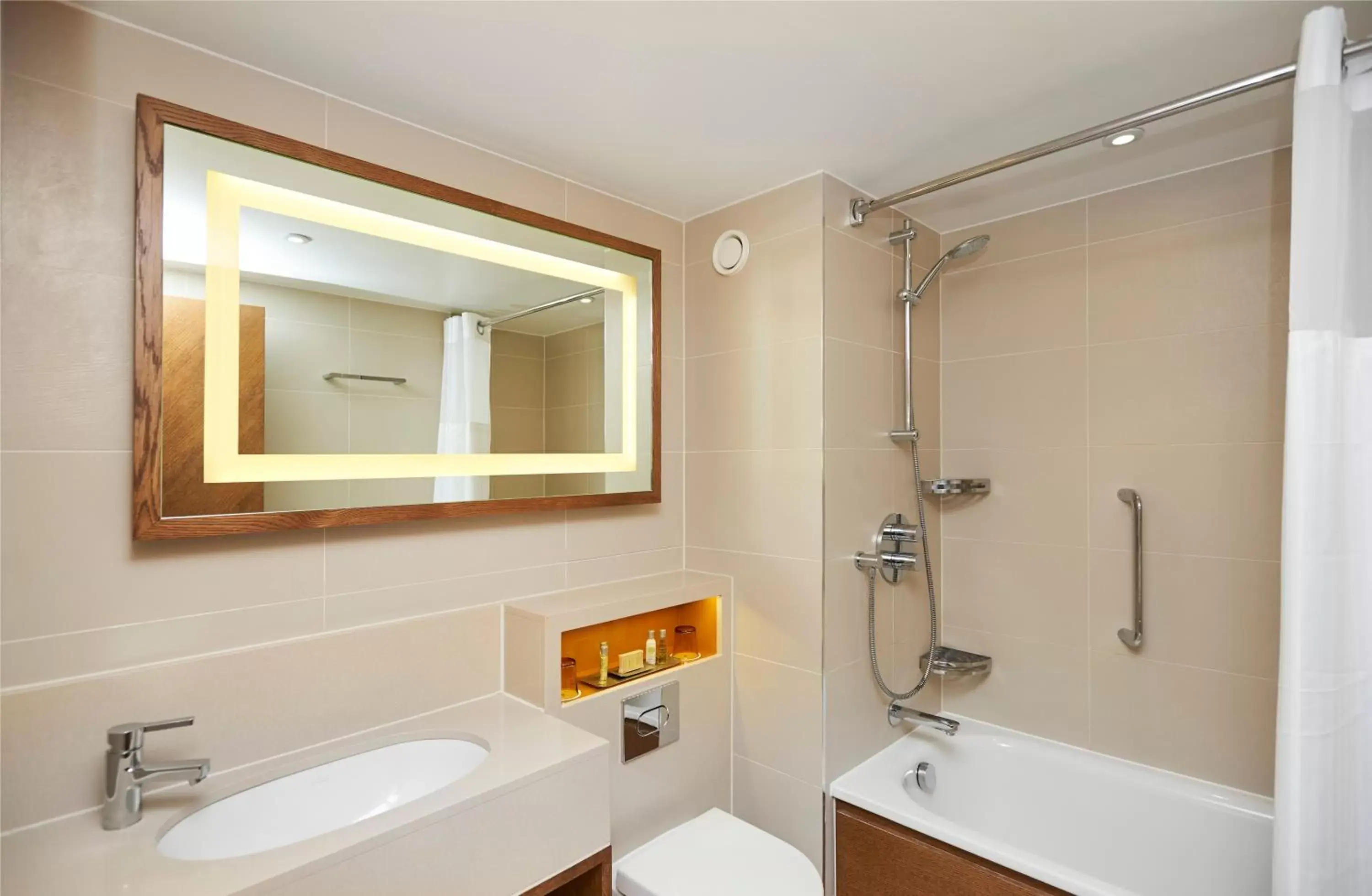Bath, Bathroom in DoubleTree by Hilton London - Hyde Park