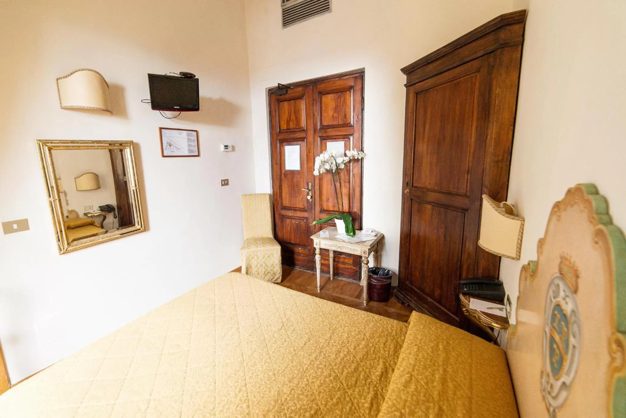 Photo of the whole room, Bed in Hotel Paris