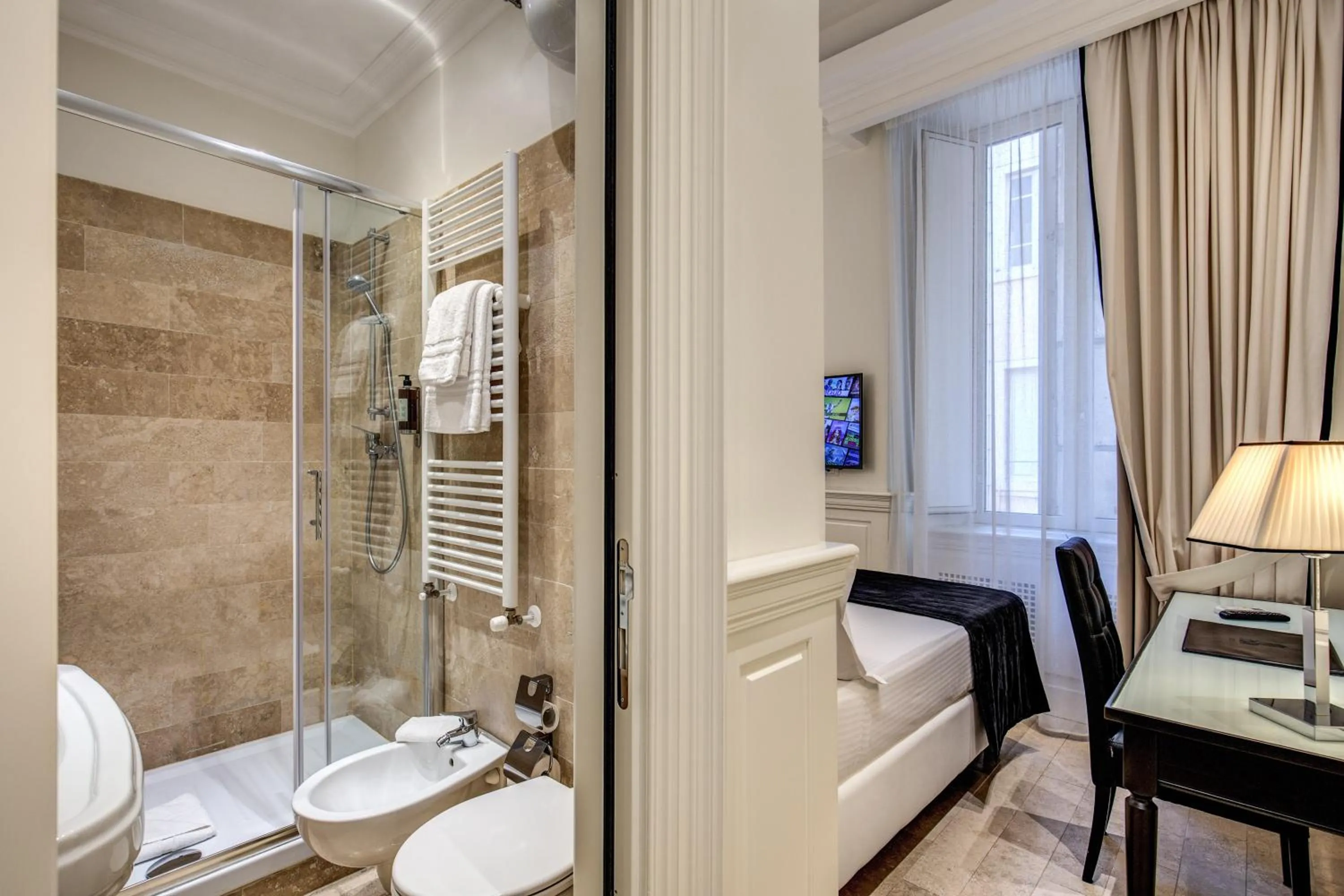 Photo of the whole room in Hotel dei Quiriti Suite