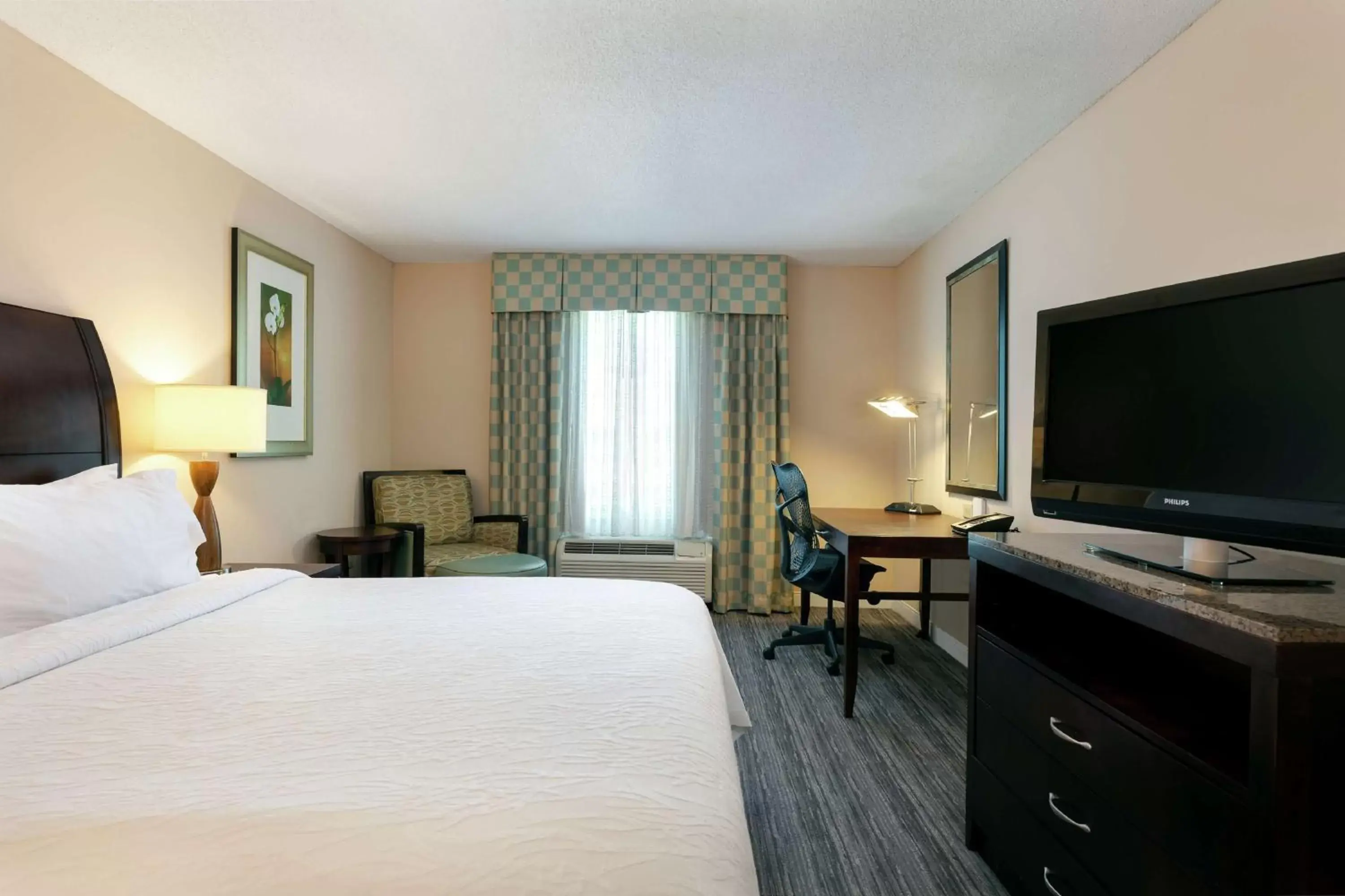 Bedroom, TV/Entertainment Center in Hilton Garden Inn Mobile West I-65 Airport Boulevard