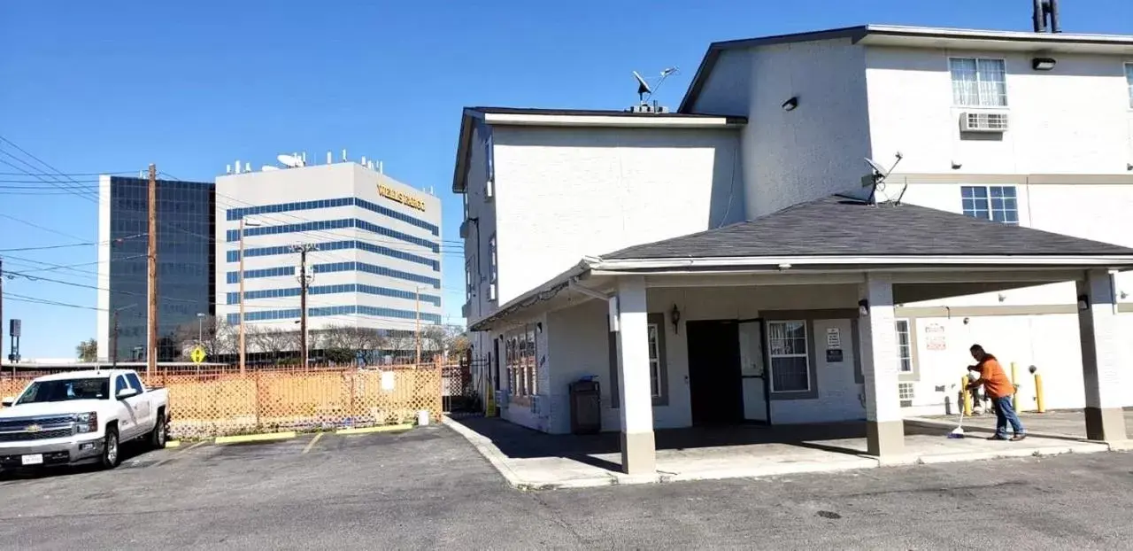 Property Building in Econo Lodge San Antonio near SeaWorld - Medical Center