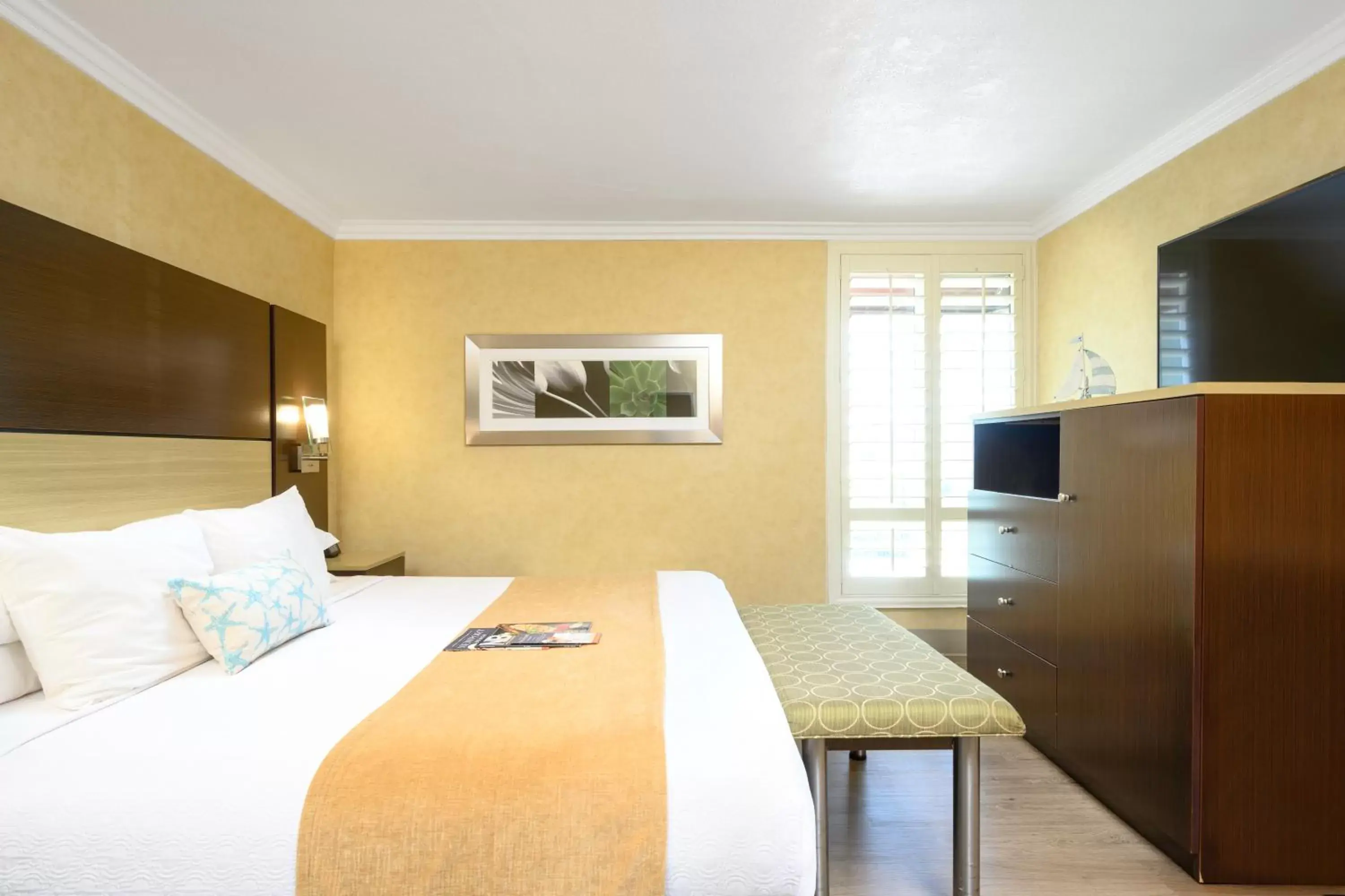 Bed in Little Inn By The Bay Newport Beach Hotel