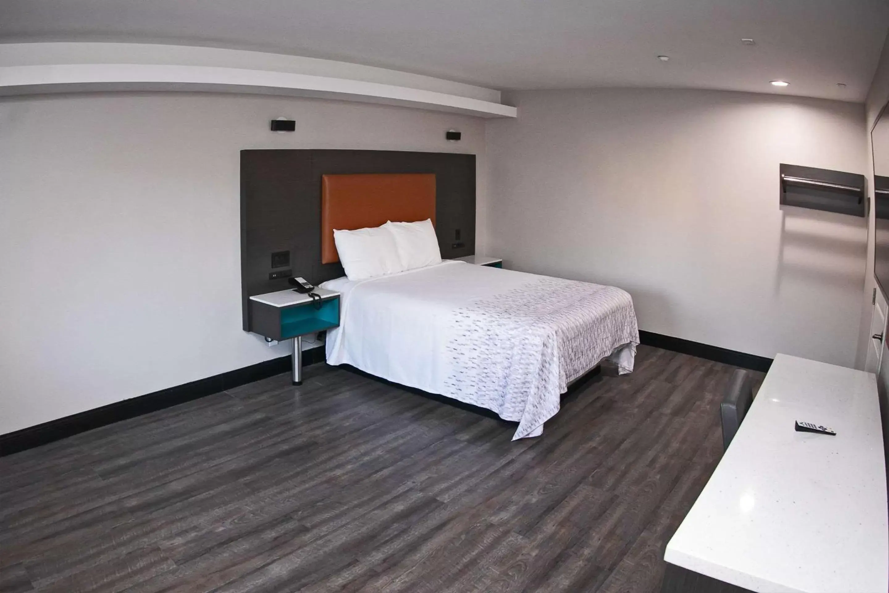 Bedroom, Bed in Rodeway Inn South Gate - Los Angeles South