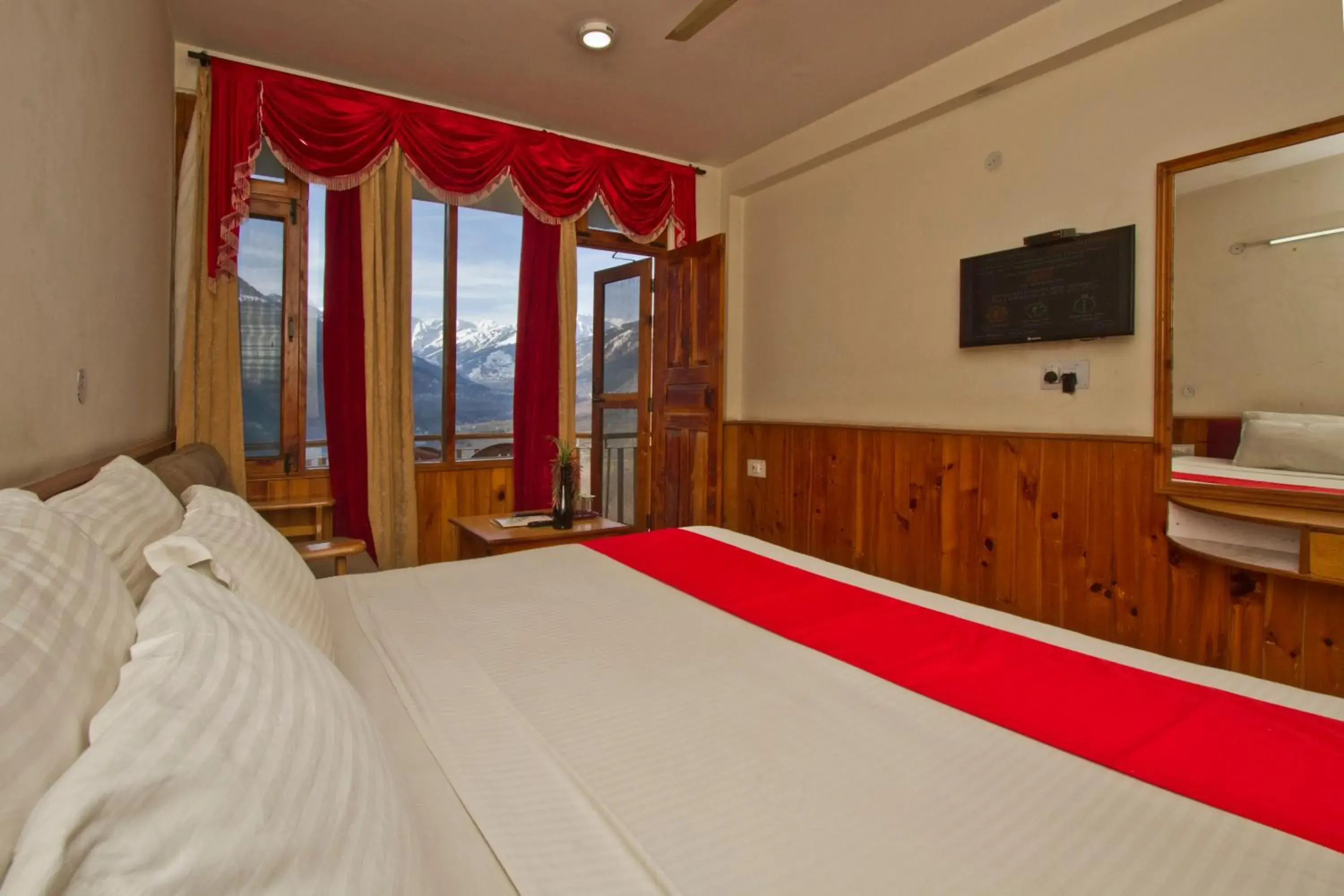 Photo of the whole room, Bed in Sarthak Resorts-Reside in Nature with Best View, 9 kms from Mall Road Manali