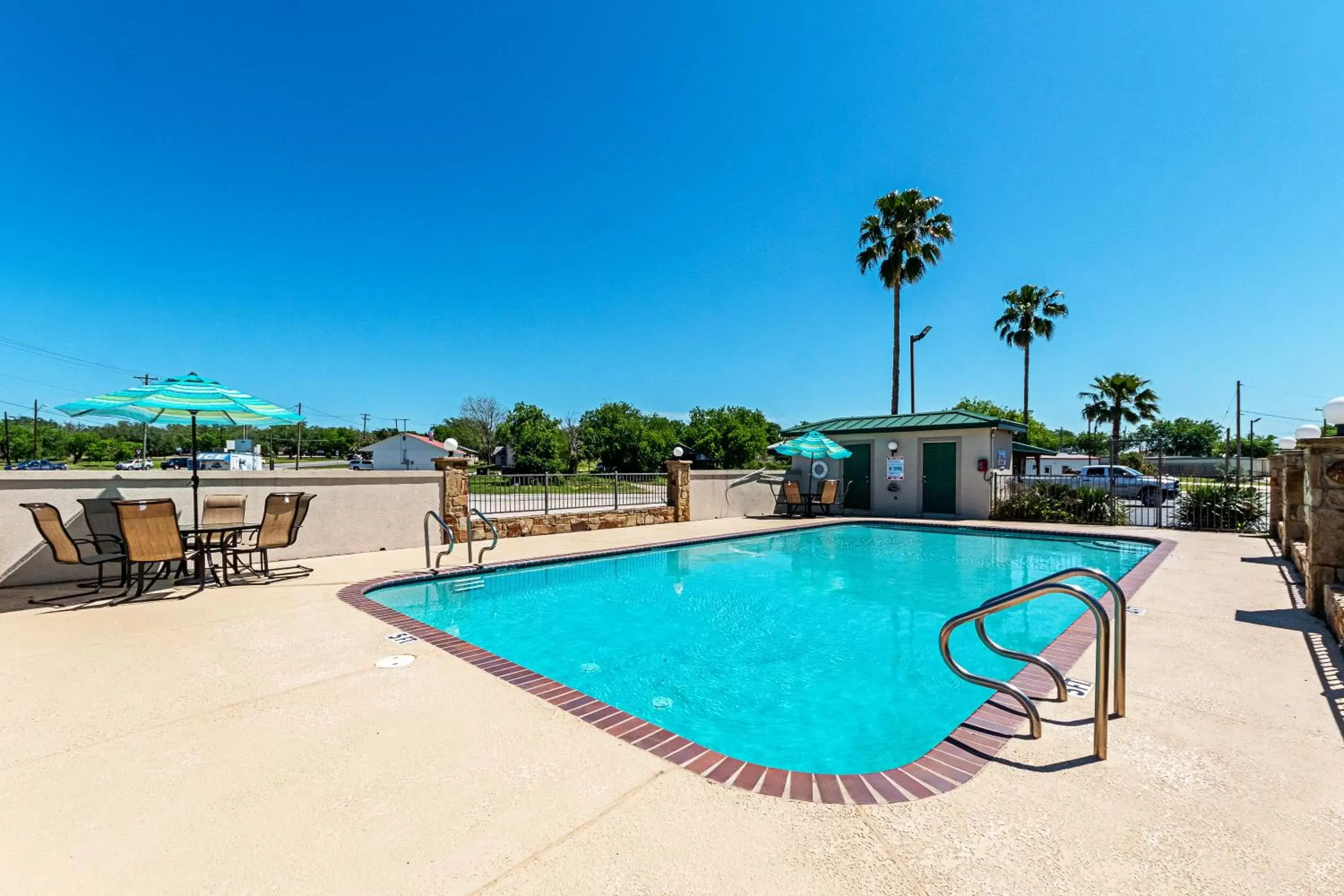 Swimming pool in Quality Inn Three Rivers Swimming pool in Quality Inn Three Rivers