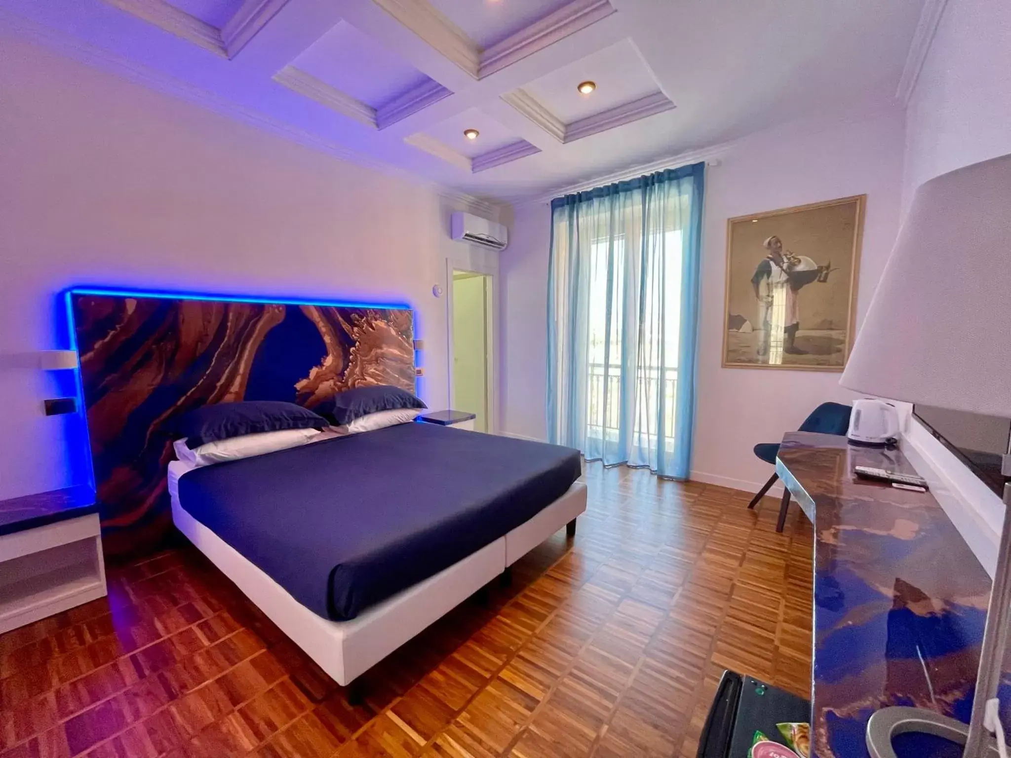 Bed in Tribus Boutique Hotel