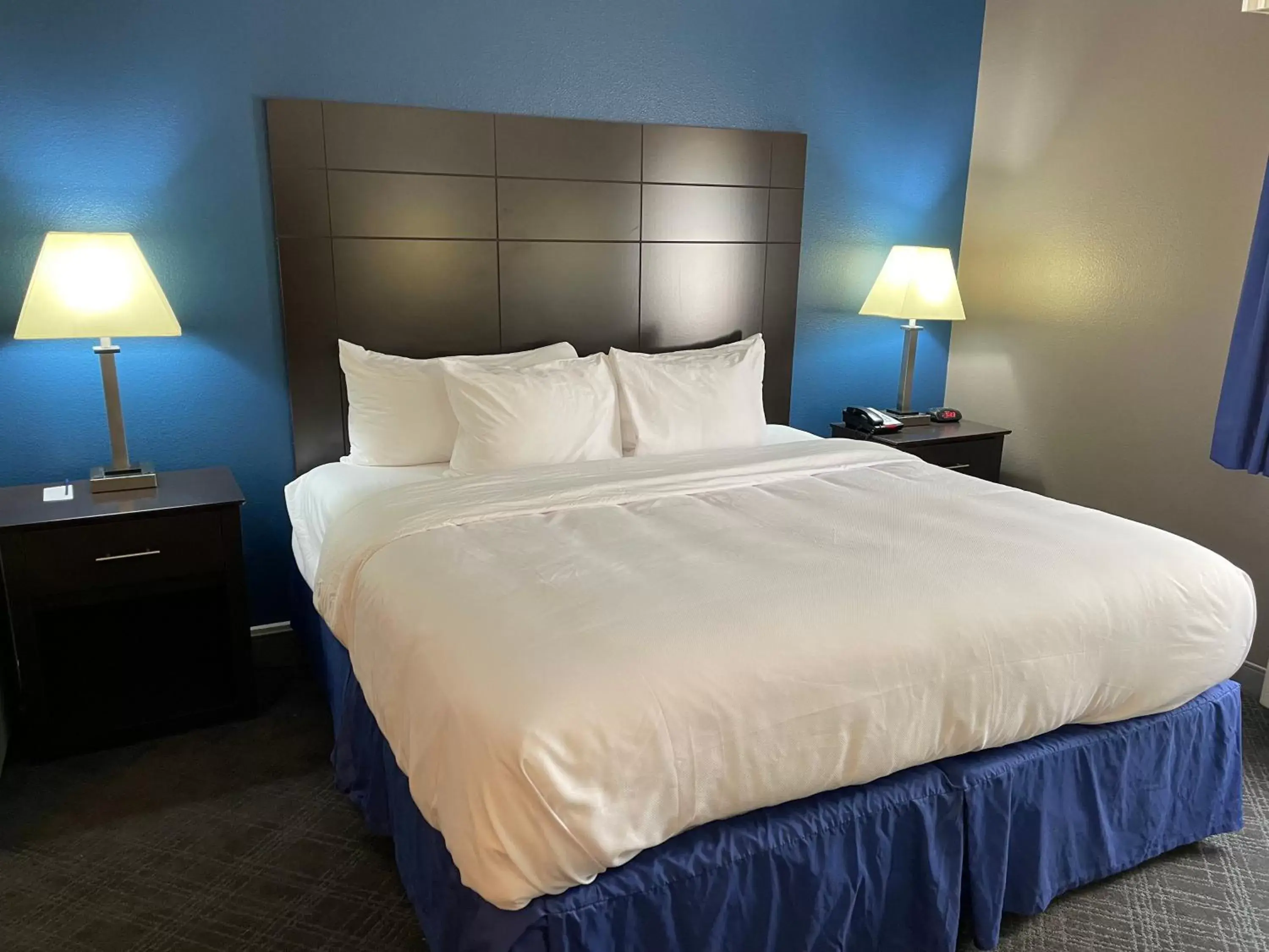 Bed in Comfort Inn & Suites Mundelein-Vernon Hills