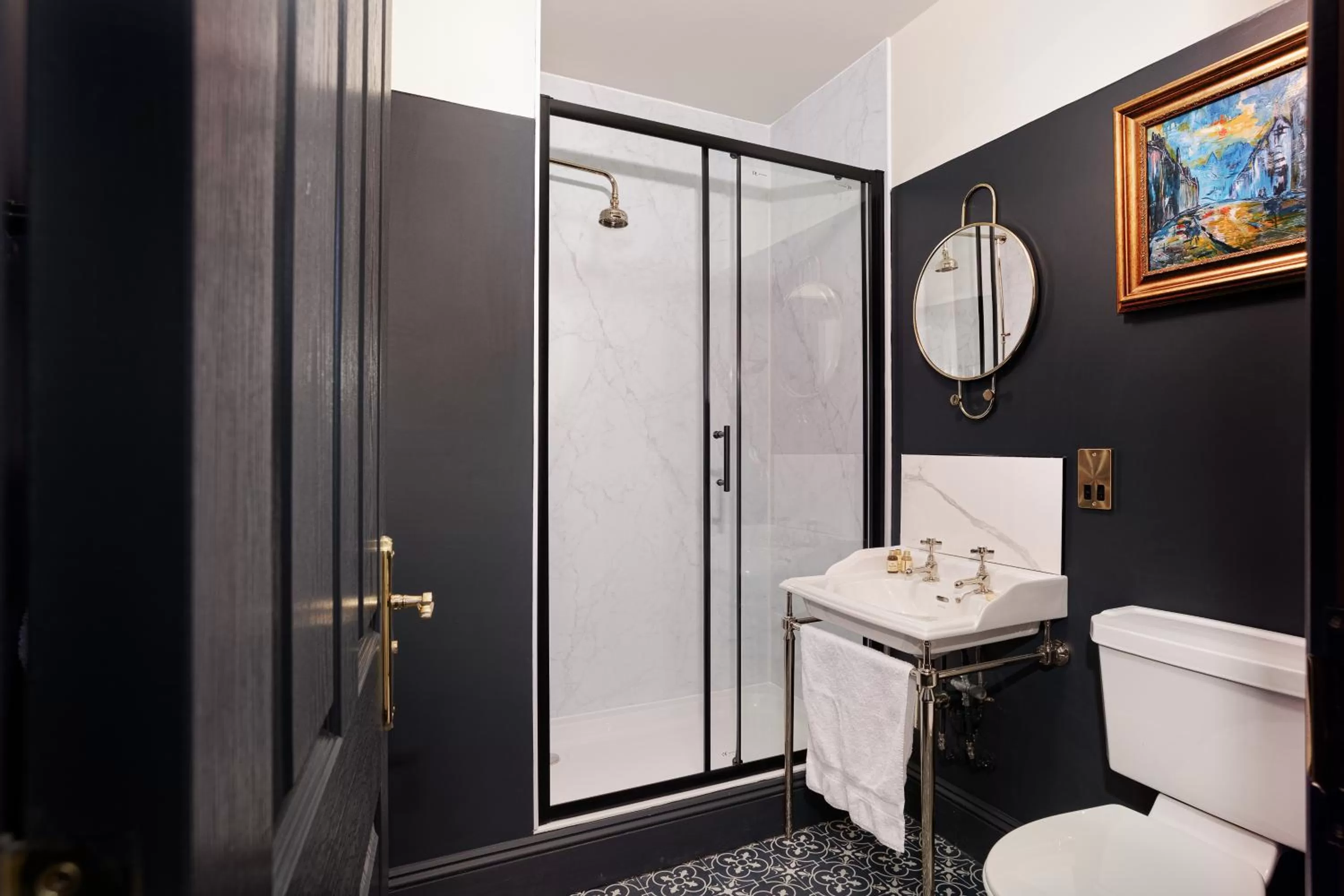 Bathroom in Swan & Railway Hotel Wigan