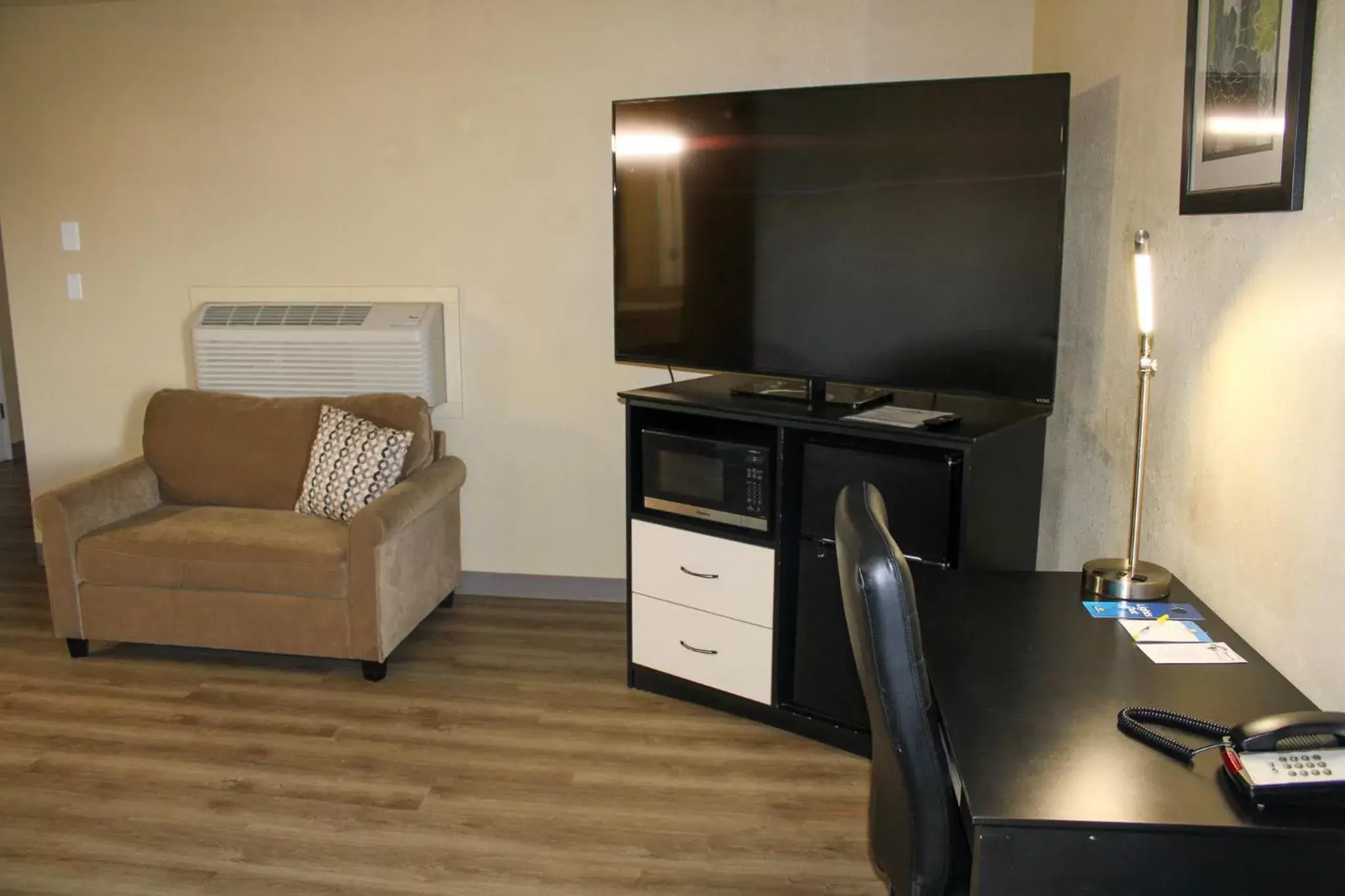 TV/Entertainment Center in Days Inn by Wyndham Bend