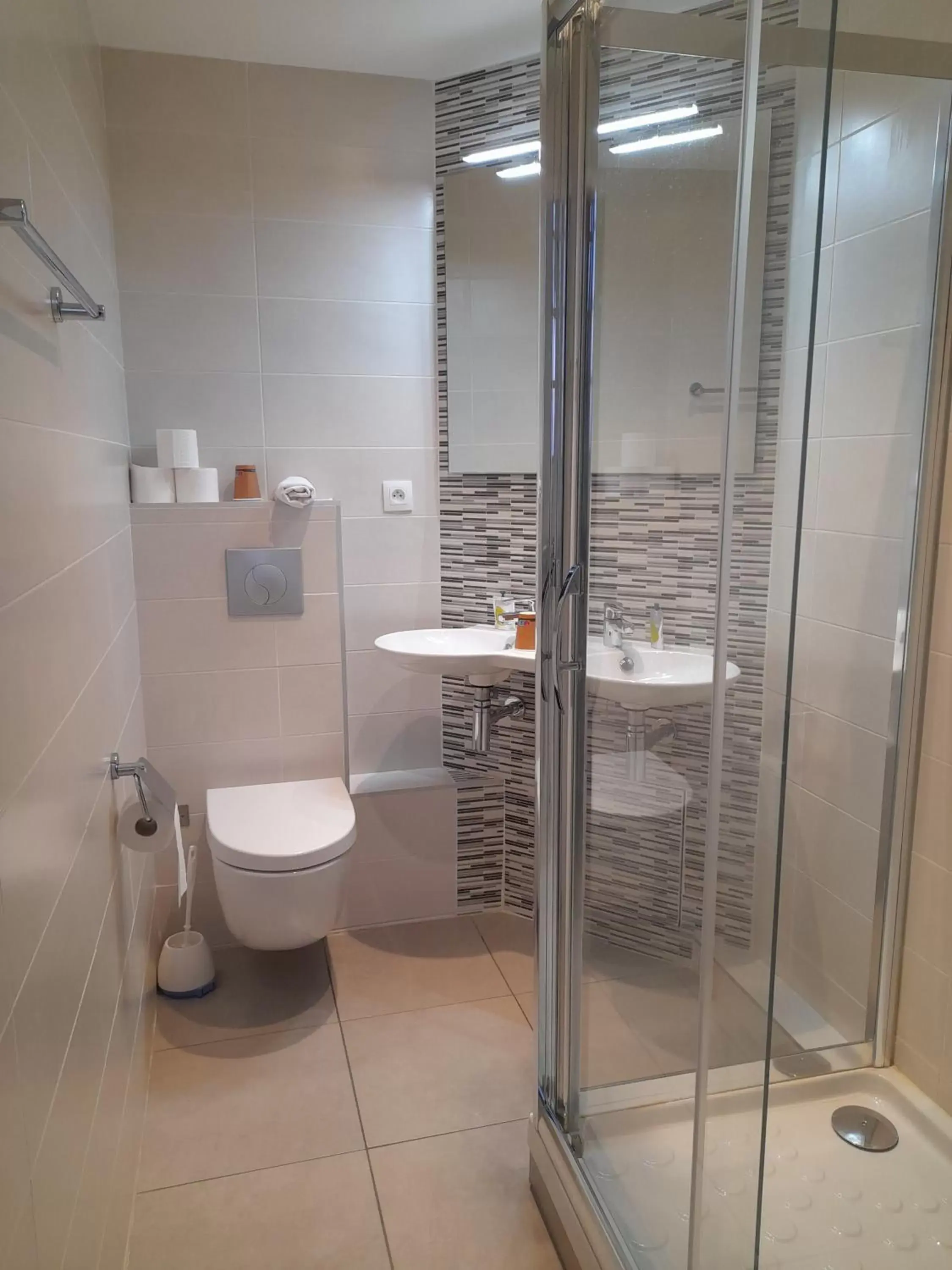 Shower, Bathroom in Hôtellerie Saint Yves