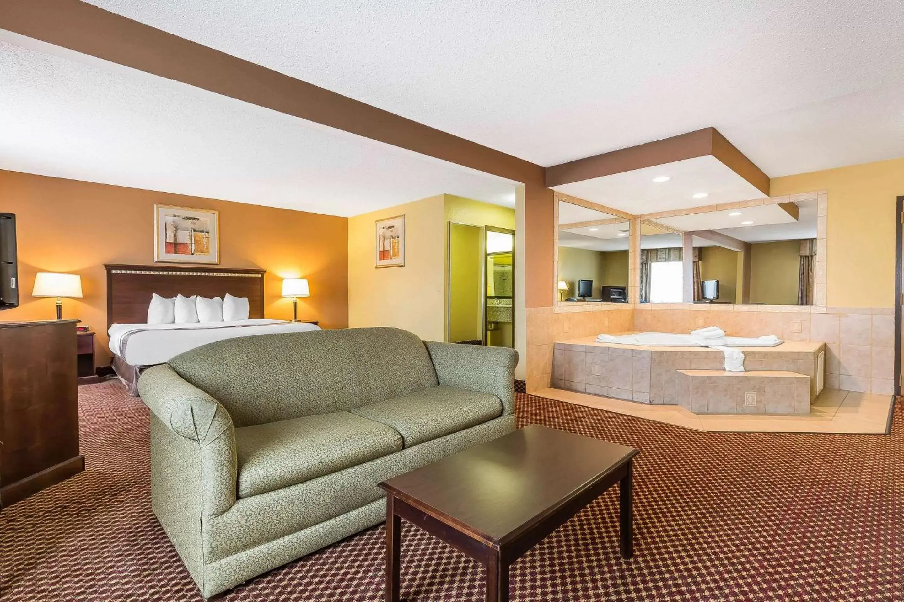 Photo of the whole room, Seating Area in Quality Inn & Suites Bloomington University Area