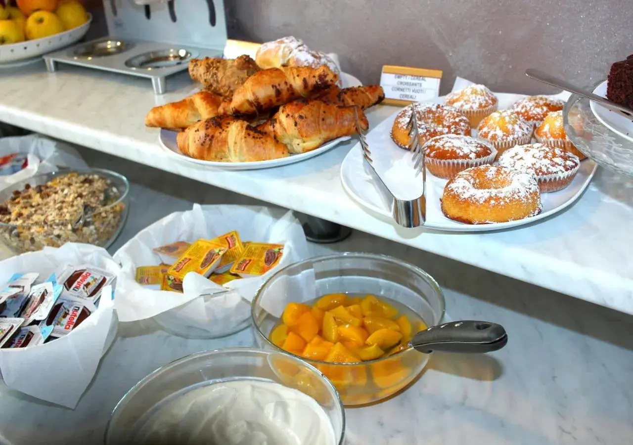 Buffet breakfast, Food in Hotel Luxor Florence