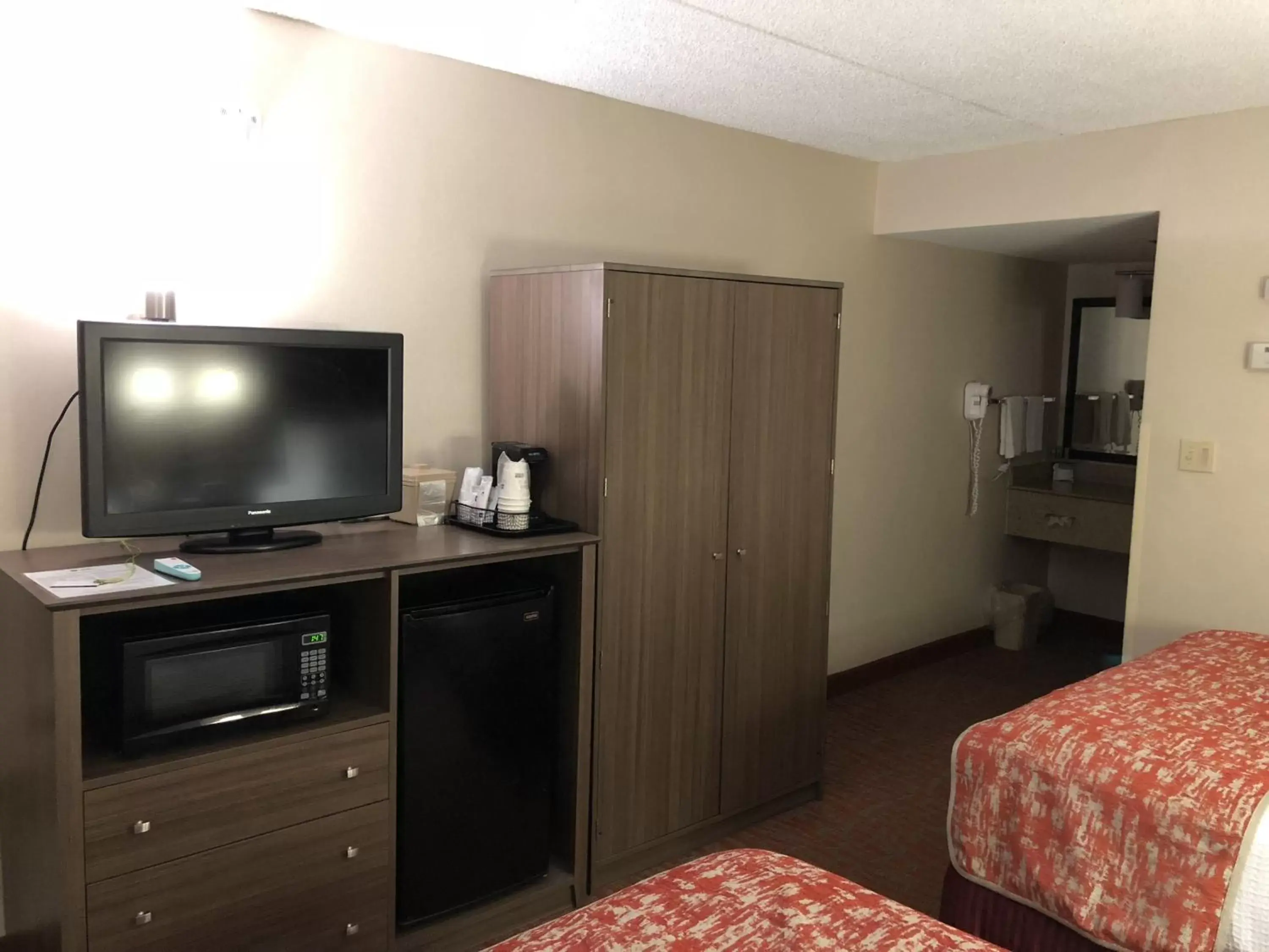 Bedroom, TV/Entertainment Center in MHO INN and SUITES