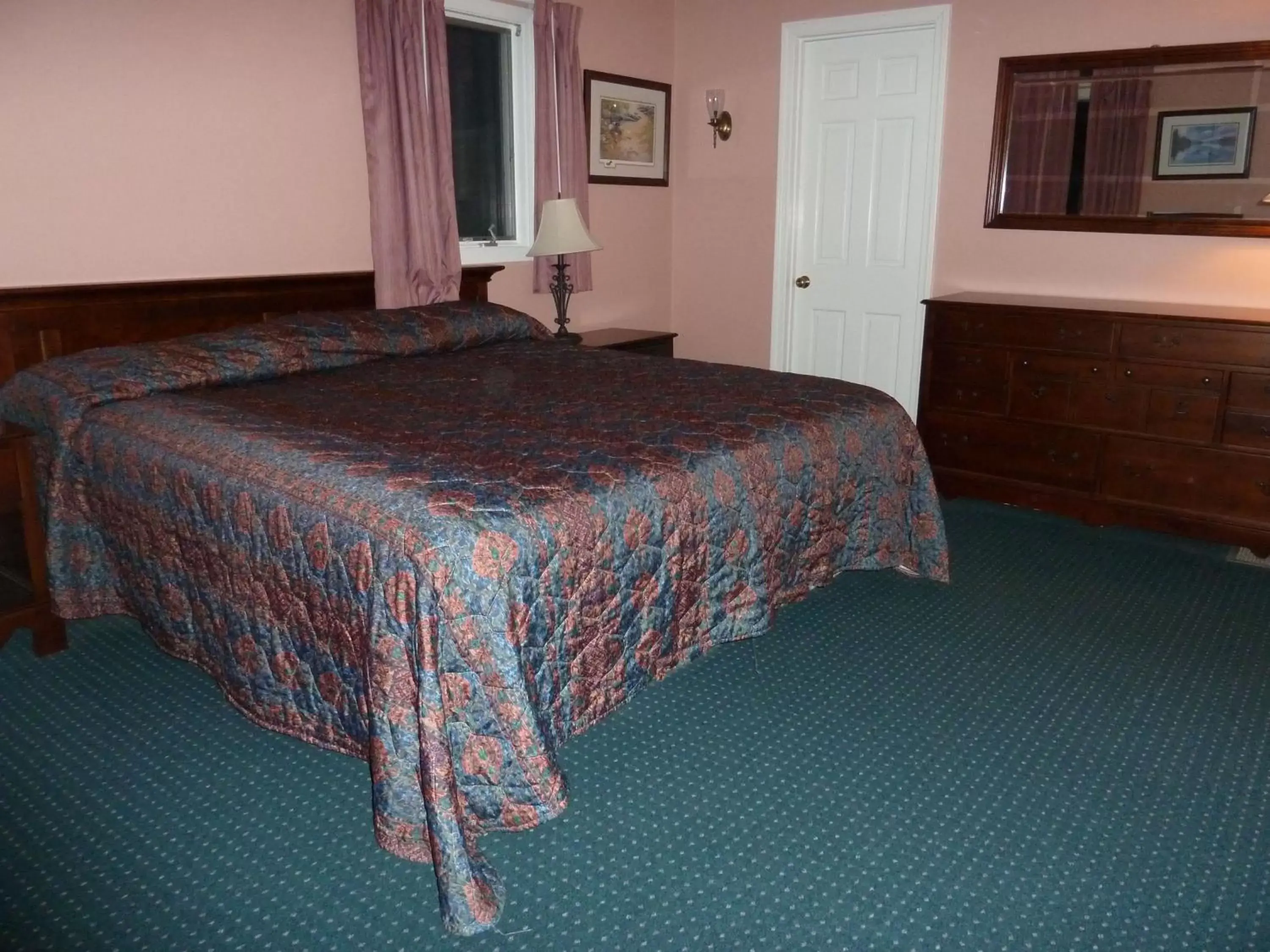 Bed in Stowe Motel & Snowdrift